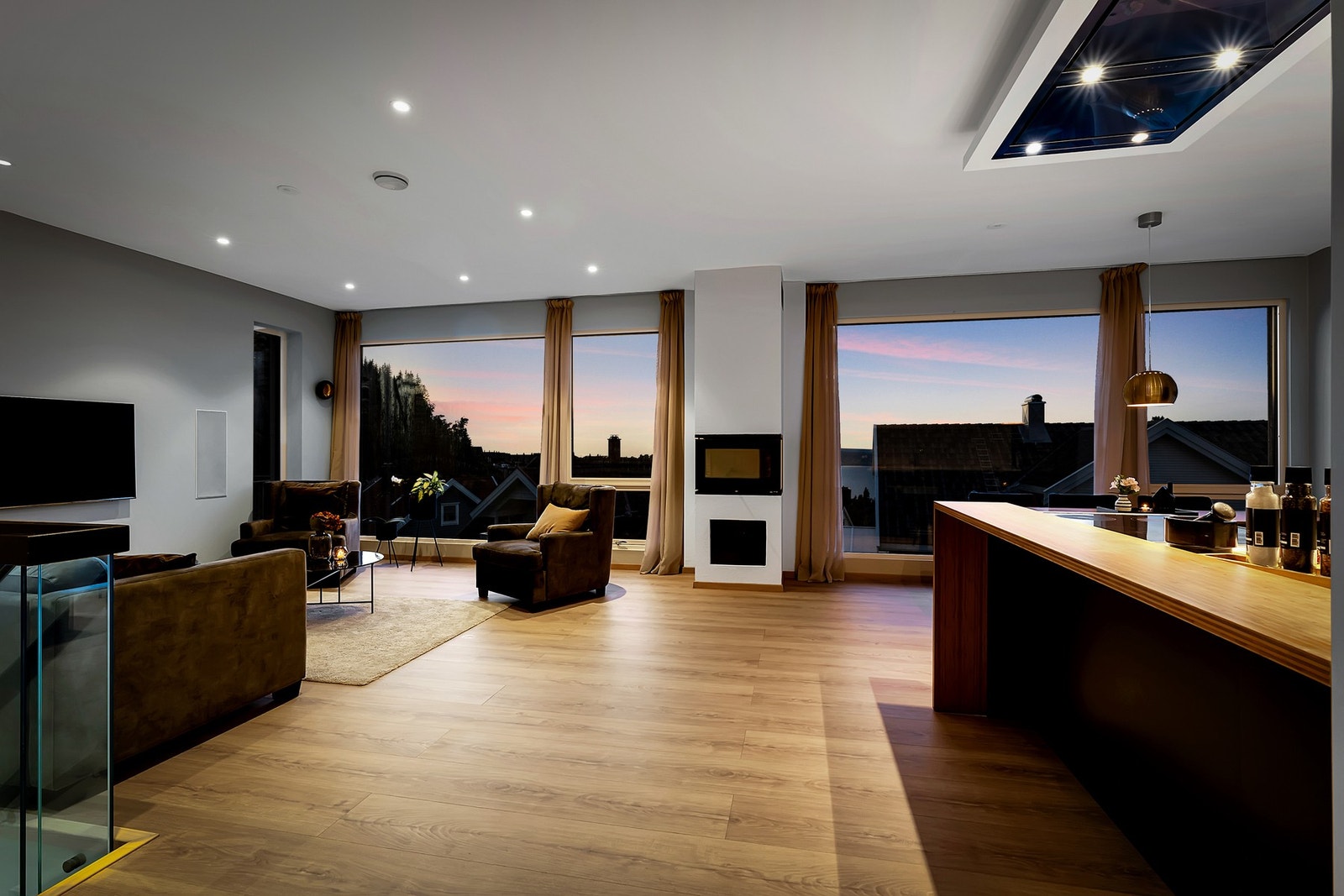 Hjertet i huset må sies å være hovedstuen og kjøkkenet. Her er det integrerte høyttalere fra Bowers Wilkins på TV-vegg, downlights i himling og moderne peisinnsats. Galleribilde