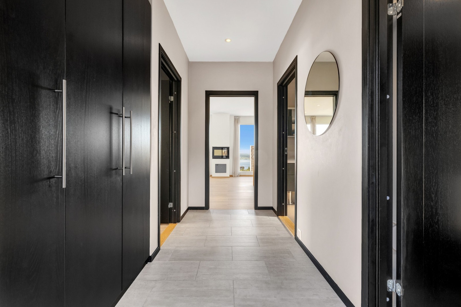 Velkommen inn! Flislagt gulv og rikelig med lagringsplass i store garderobeskap. Galleribilde