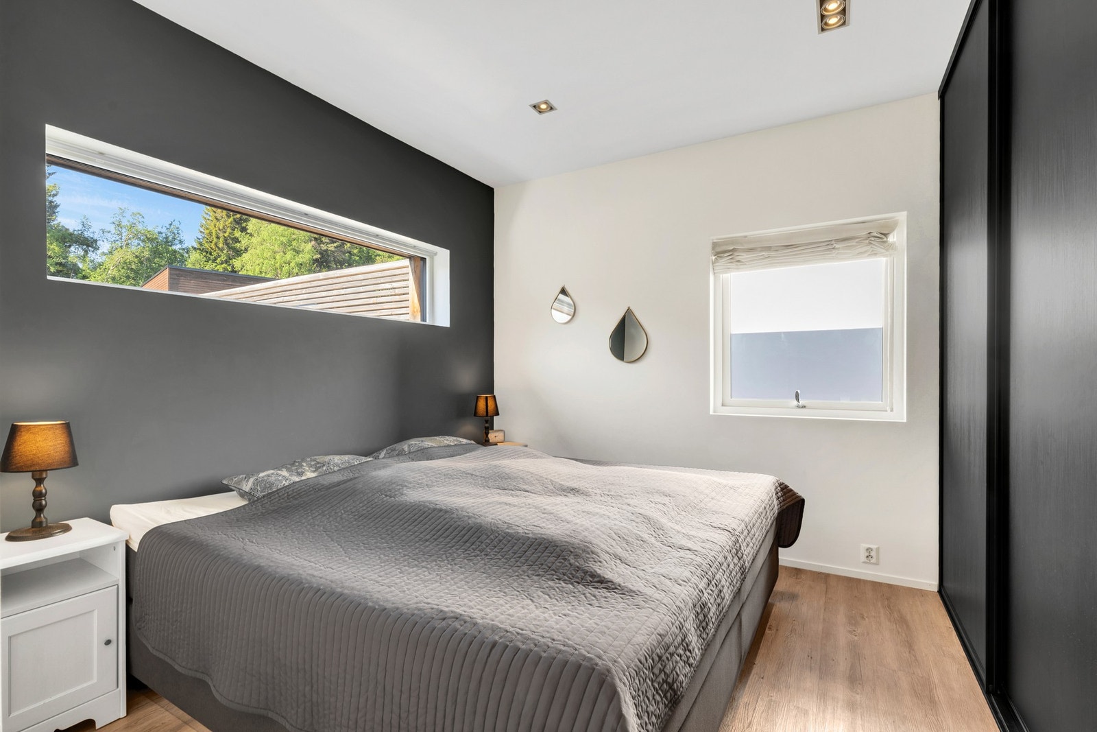 Hovedsoverommet er på romslige 13 kvm, og inneholder bl.a en stor skyvedørsgarderobe. Galleribilde