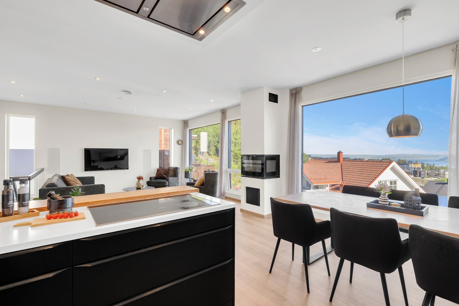 Smarthus-system (xComfort) styrer både lys og varme, i tillegg til brannvarslingssystem (Elotech). Alt kan styres via app på mobilen eller nettbrett. Galleribilde