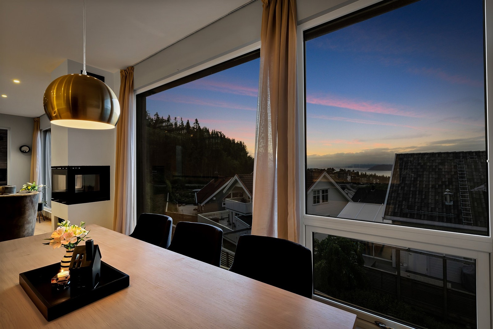 Rundt spisebordet kan man nyte både mat og utsikt. Galleribilde
