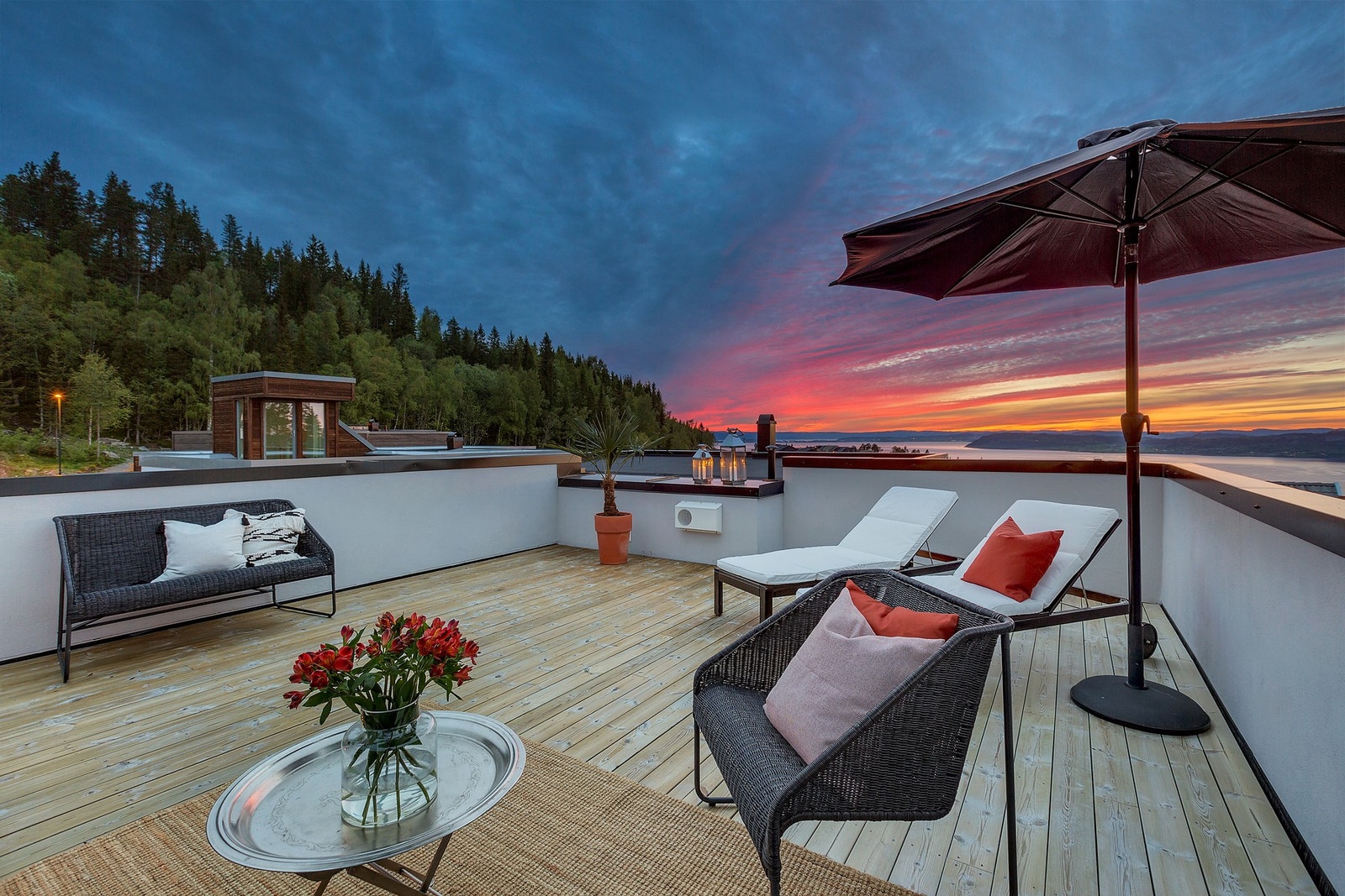 EiendomsMegler 1 v/Frank Robert Bae har gleden av å presentere en særdeles flott enebolig med dobbelgarasje. Galleribilde