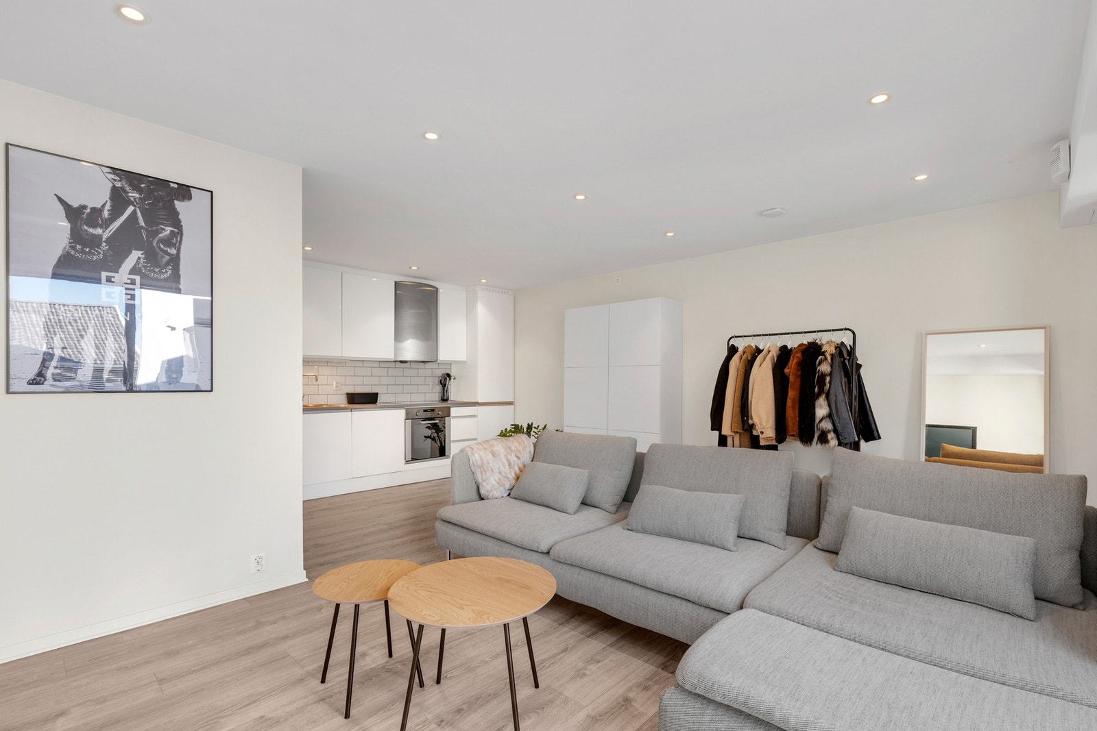 Topp moderne stue og kjøkken med downlights i himling. Galleribilde