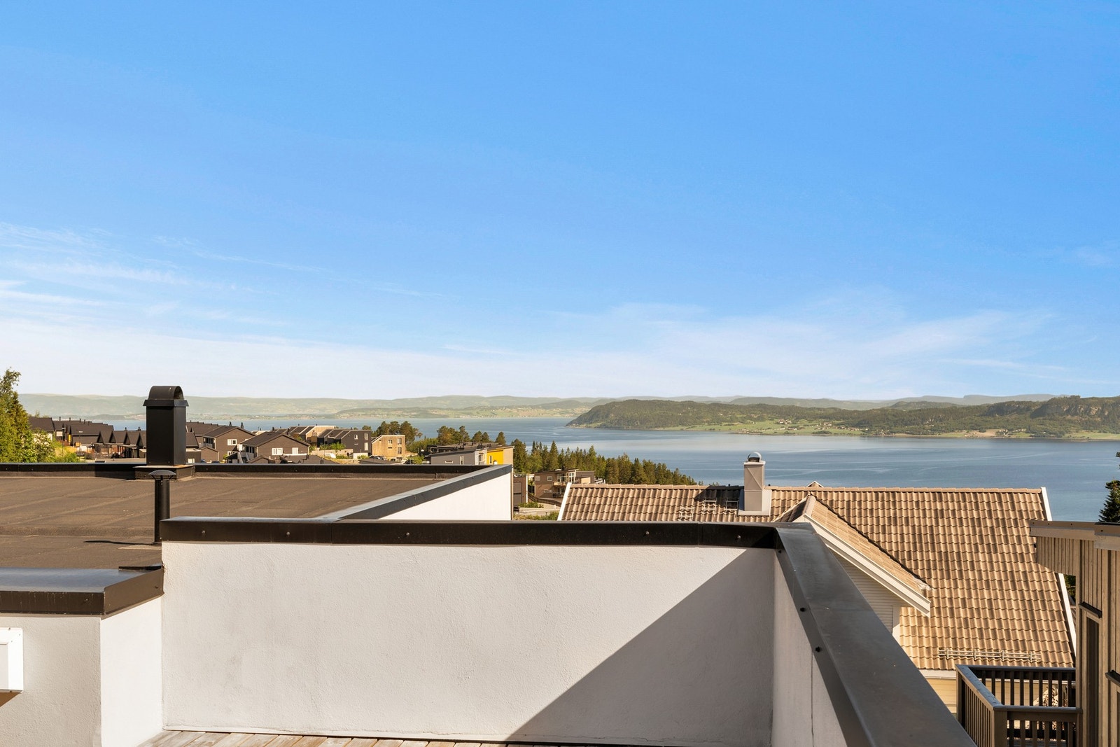 Kan du se for deg å stå her i solsteken mens du har noe kaldt i glasset og det freser i grillen? Galleribilde