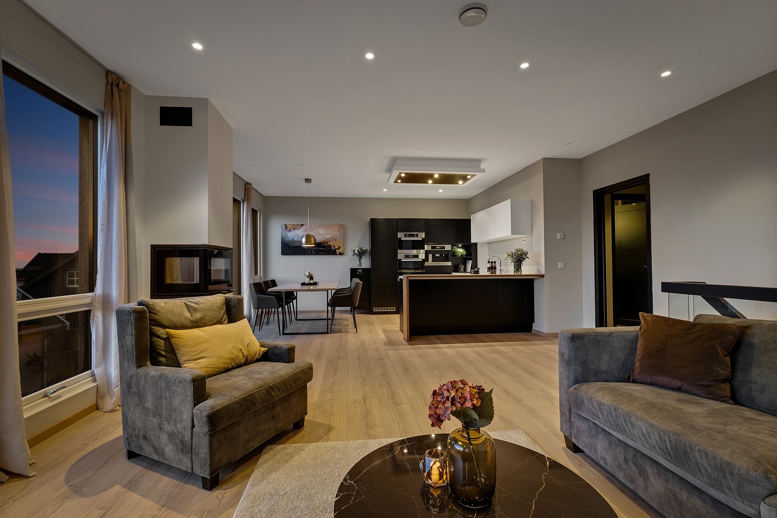 Med åpen kjøkkenløsning får man et sosialt areal. Balansert ventilasjon sørger for et sunt inneklima året rundt. Galleribilde