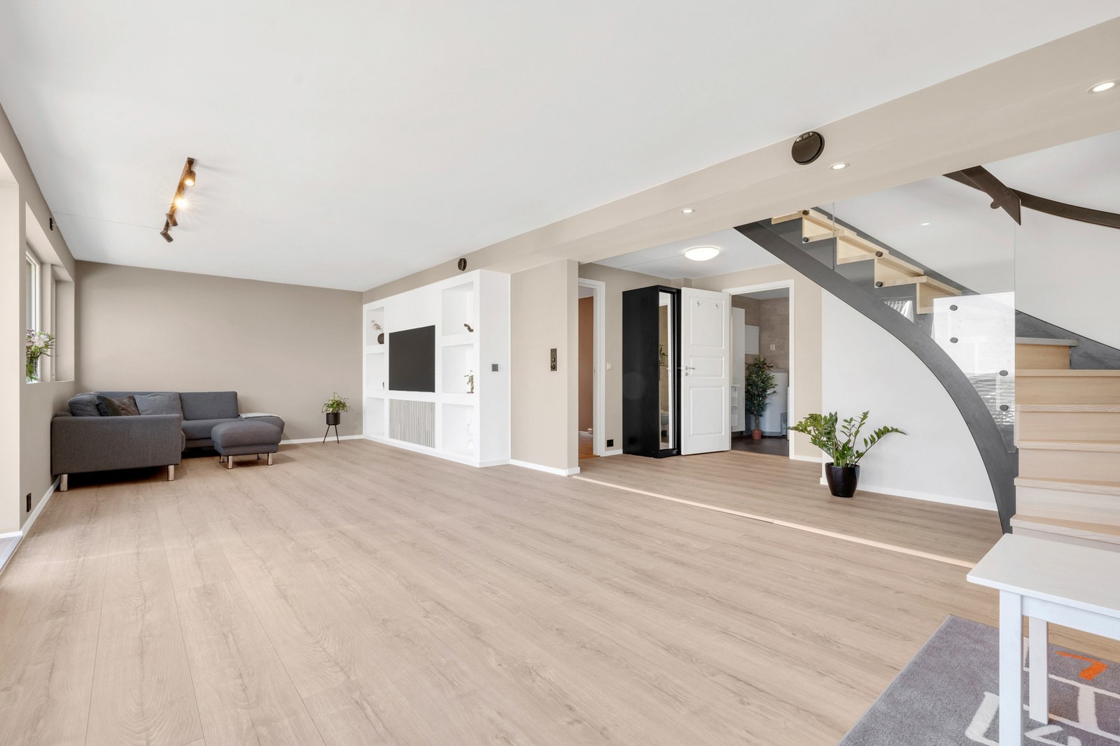 I sokkeletasjen finner man bl.a en stor kjellerstue med høy bruksverdi. Galleribilde