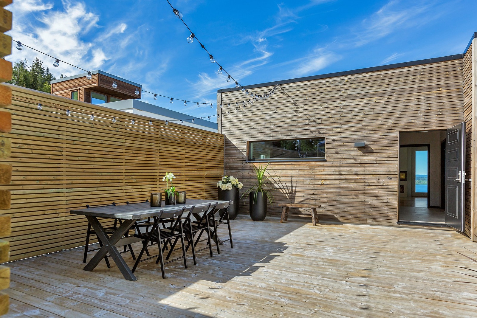 Inngangsparti hoveddel. Selger opplyser at her er det spesielt lunt og varmt. Galleribilde