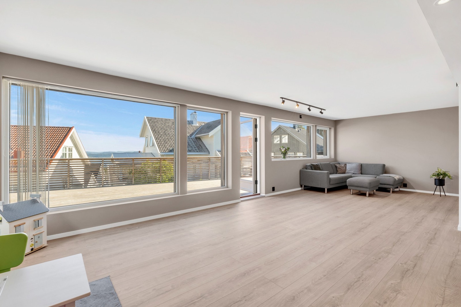 De store vindusflatene går igjen også her. Alle overflater er malt i tidsriktige fargetoner. Utgang til terrasse. Galleribilde