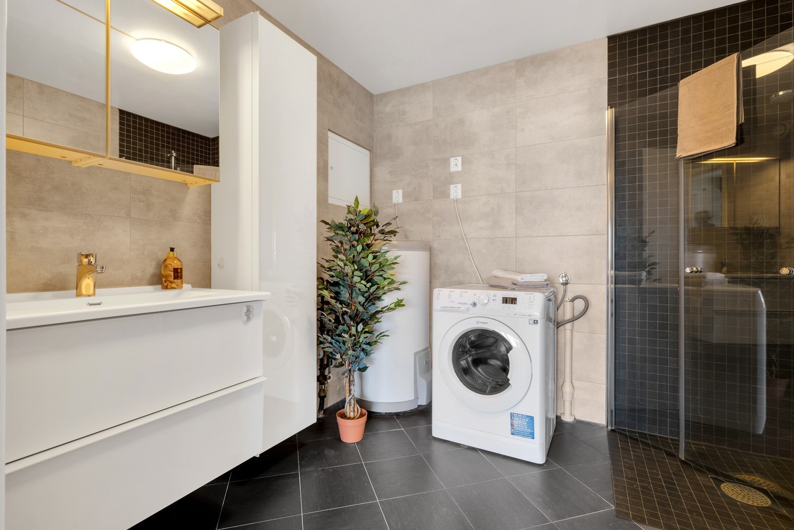 Badet i sokkeletasjen er på ca. 6 kvm og har godt med lagringsplass i skap og skuffer. Galleribilde