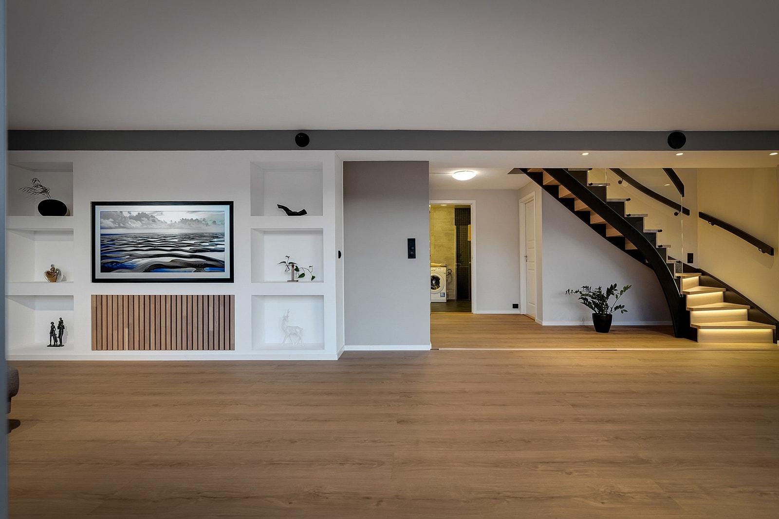 Legg merke til belysningen under hvert trappetrinn. Galleribilde