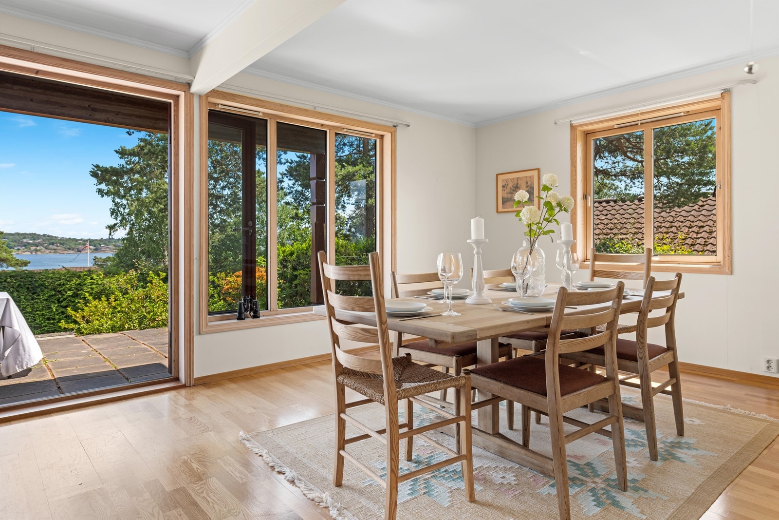 Eiendommen er todelt, og fremstår som en generasjonsbolig/hytte, hvor to familier har hver sin enhet. Den ene delen er bygget i 2000 og den andre delen er fra 1992. ( dette er delen fra 1992) Galleribilde