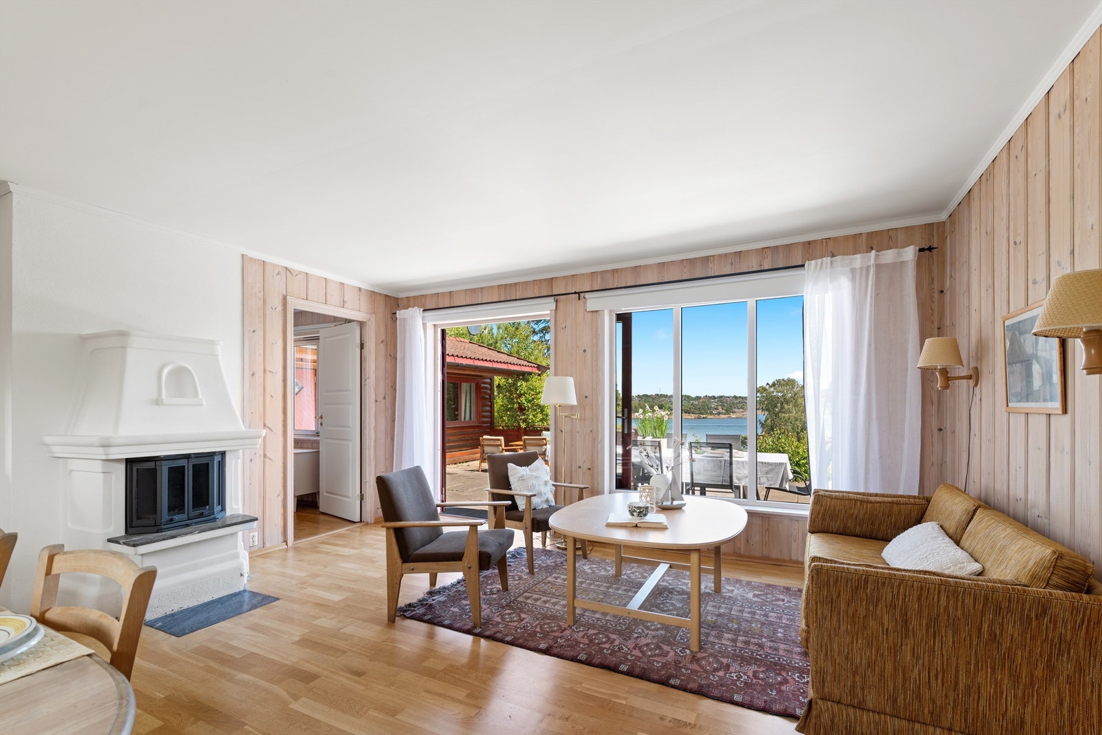 Nå er vi inne i den andre delen av boligen som trolig er fra 80-tallet. Man kommer inn i et vindfang hvor man kan gå inn til denne og den andre delen. Galleribilde