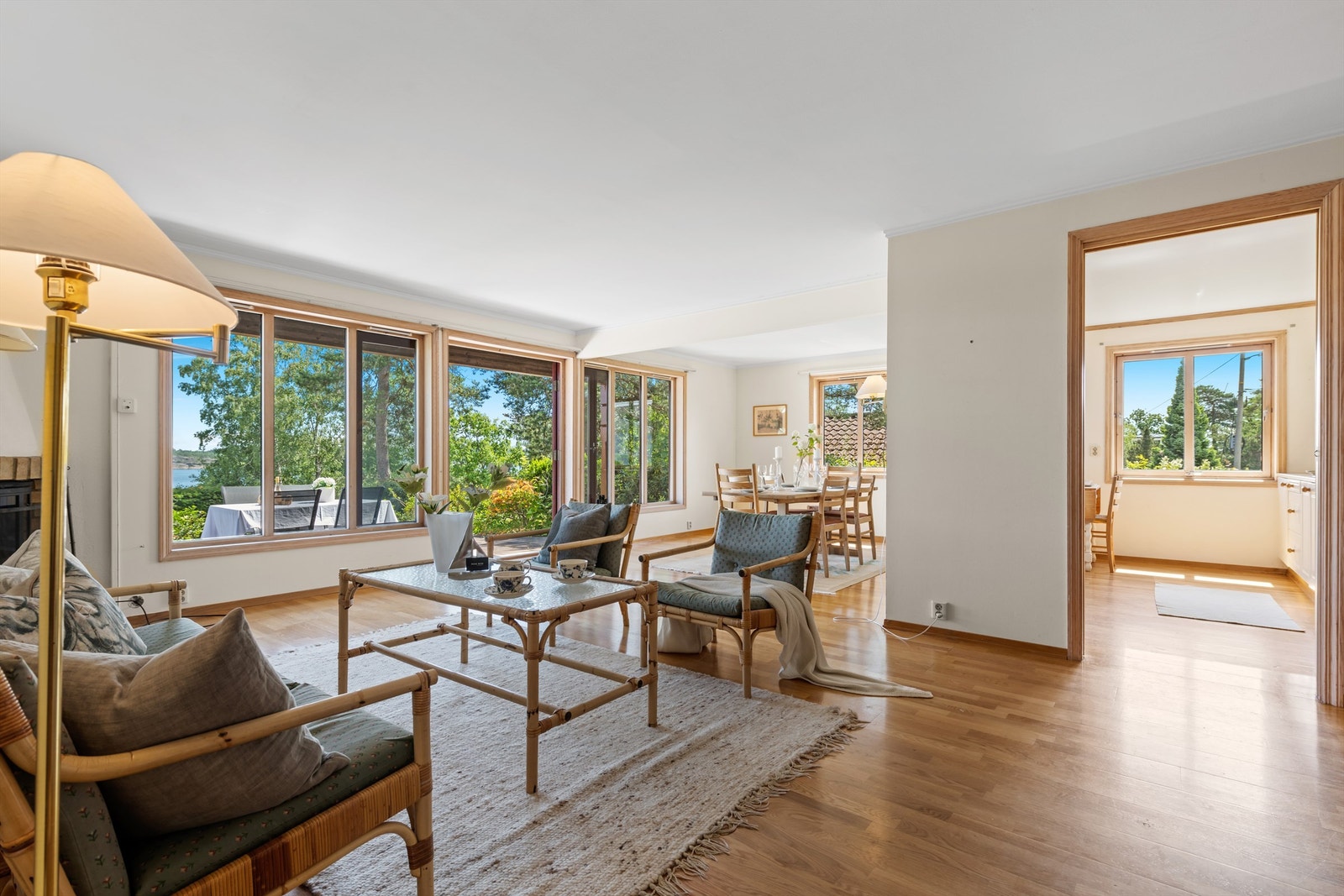 Eiendommen holder en normal standard men noe modernisering må påregnes. Innvendig er det for det meste heltre gulver og panel på vegger og tak. Galleribilde