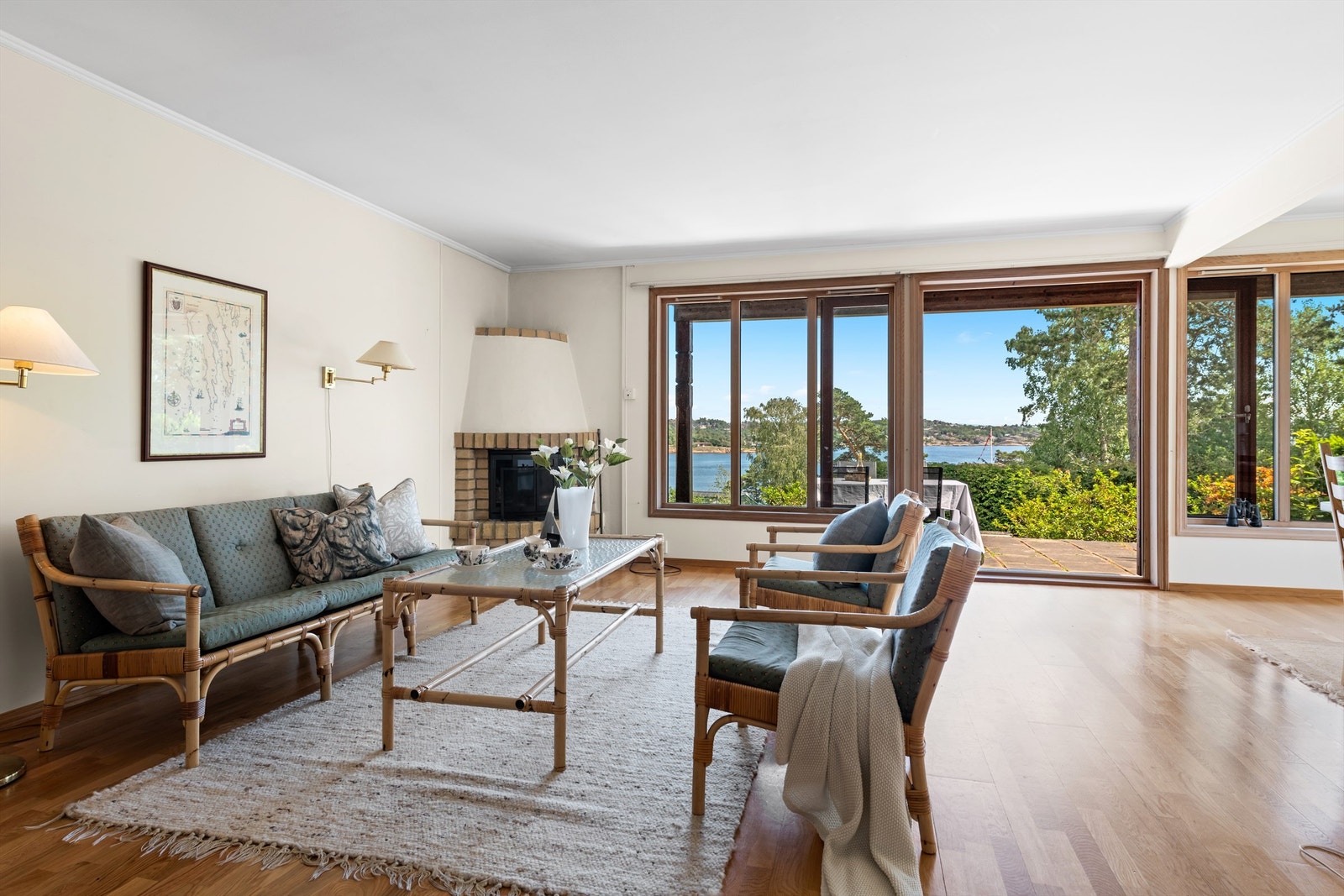 Boligen strekker seg over hele 238 m² og rommer to kjøkken, to bad, fem soverom samt to ekstra soverom utendørs - ideelt for gjester eller en separat hjemmekontorplass. Galleribilde