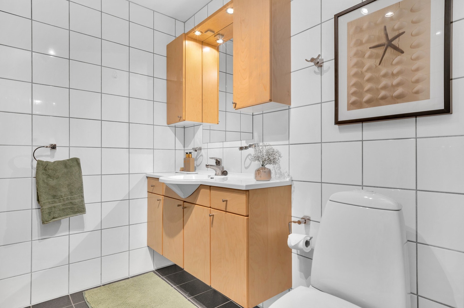 Av utstyr finnes bl.a Dusjhjørne, opplegg for vaskemaskin, gulvvarme, servant med underskap, speil og overskap. Galleribilde