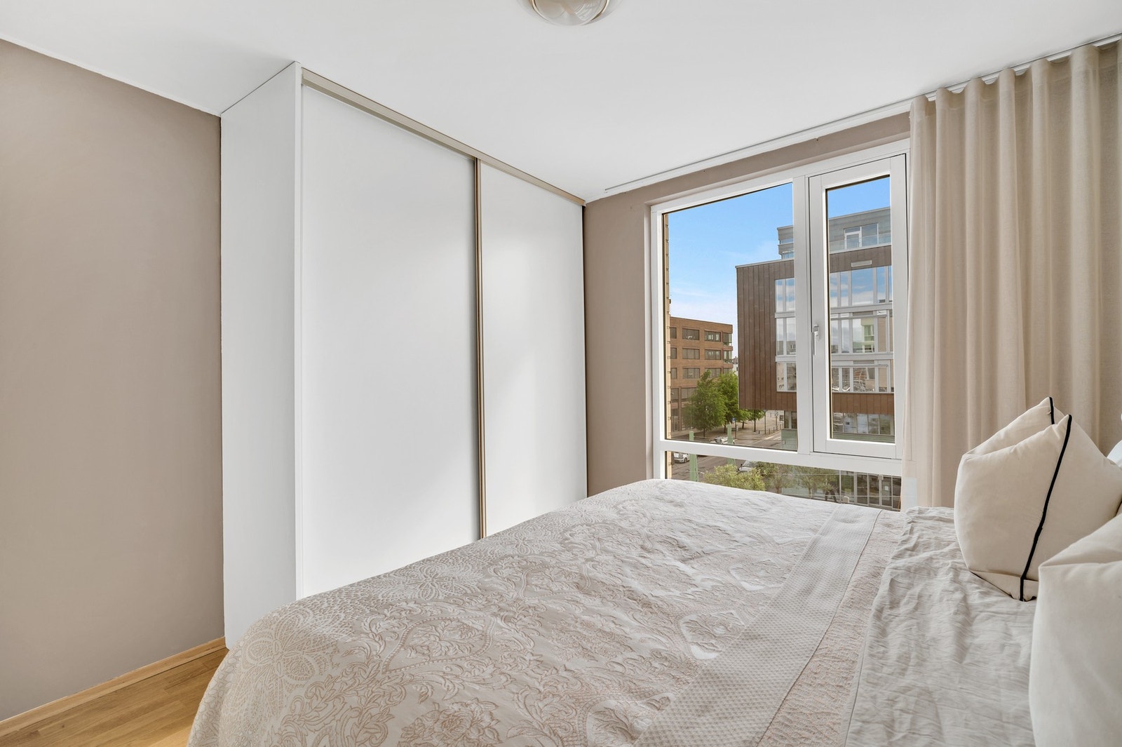 Rommet er også utstyrt med en romslige skyvedørsgarderobe. Galleribilde