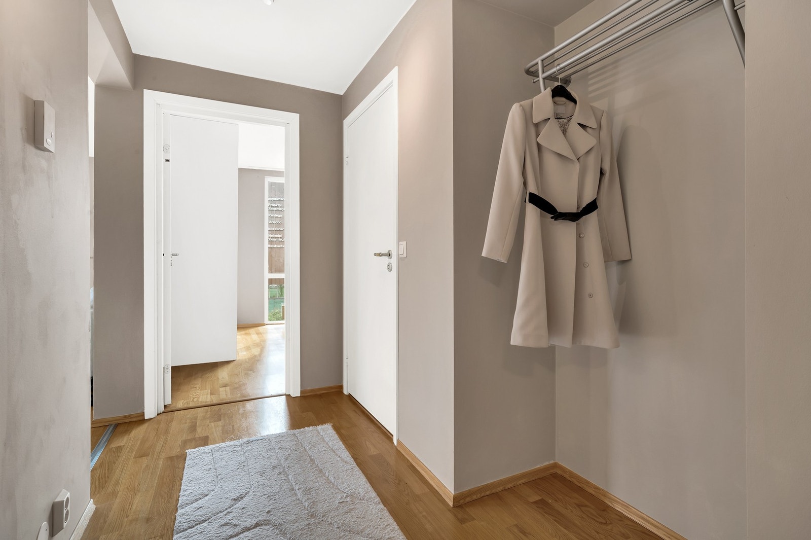 Innbydende inngangsparti med god plass til å henge fra seg seg sko og yttertøy. Galleribilde
