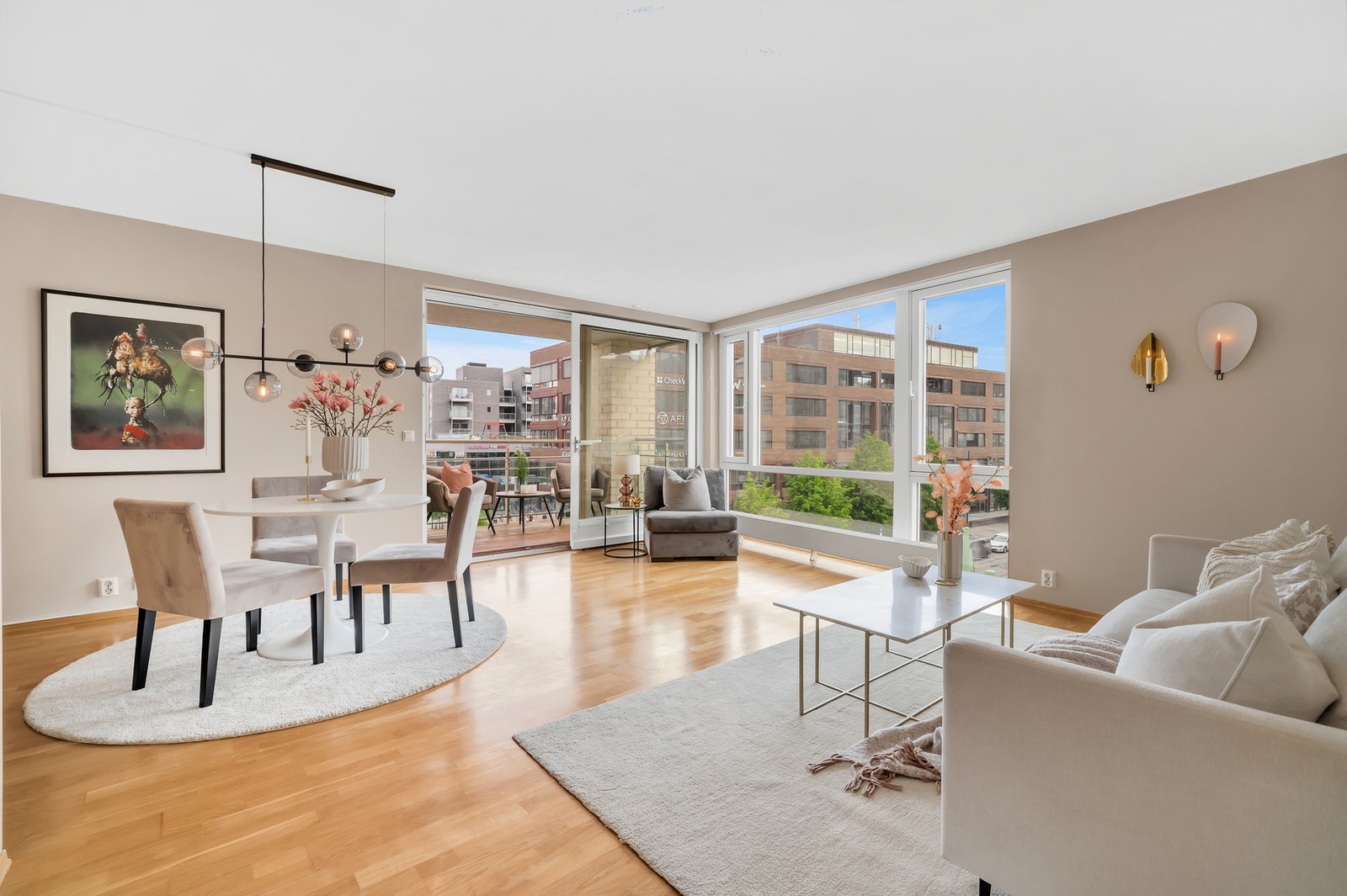 Store vindusflater som slipper inn rikelig med naturlig lys, noe som bidrar til en behagelig atmosfære. Galleribilde