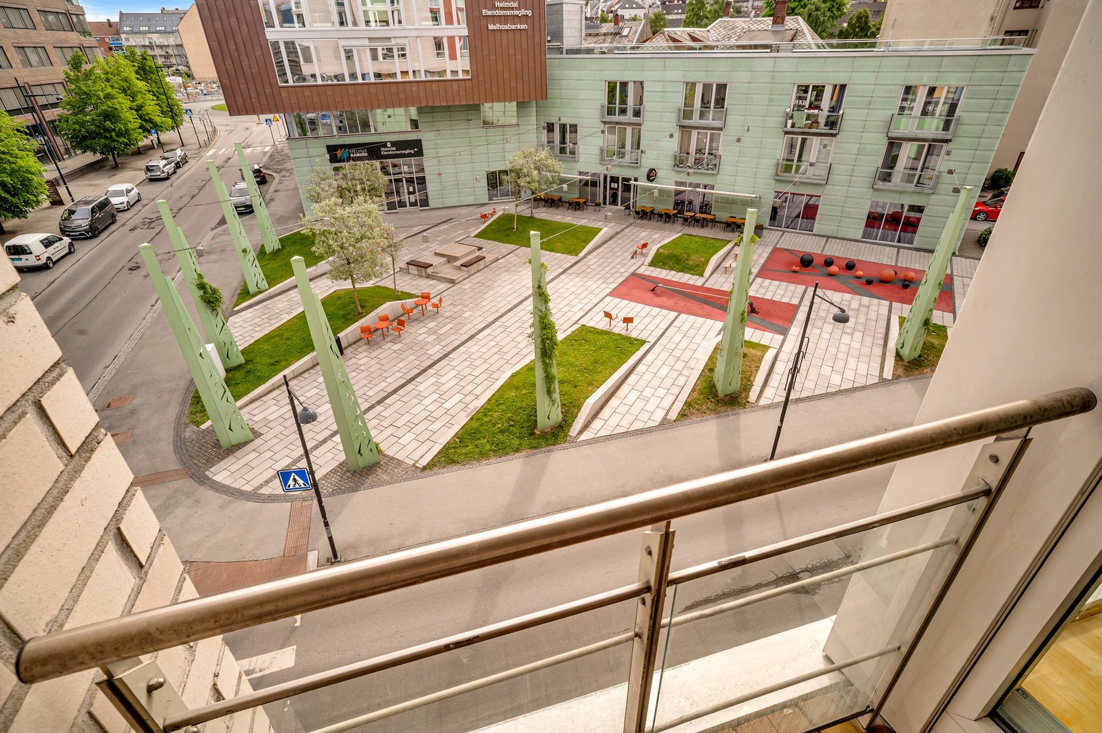 Leiligheten har en attraktiv beliggenhet på Solsiden med gangavstand til "alle" fasiliteter man skulle trenge. Galleribilde