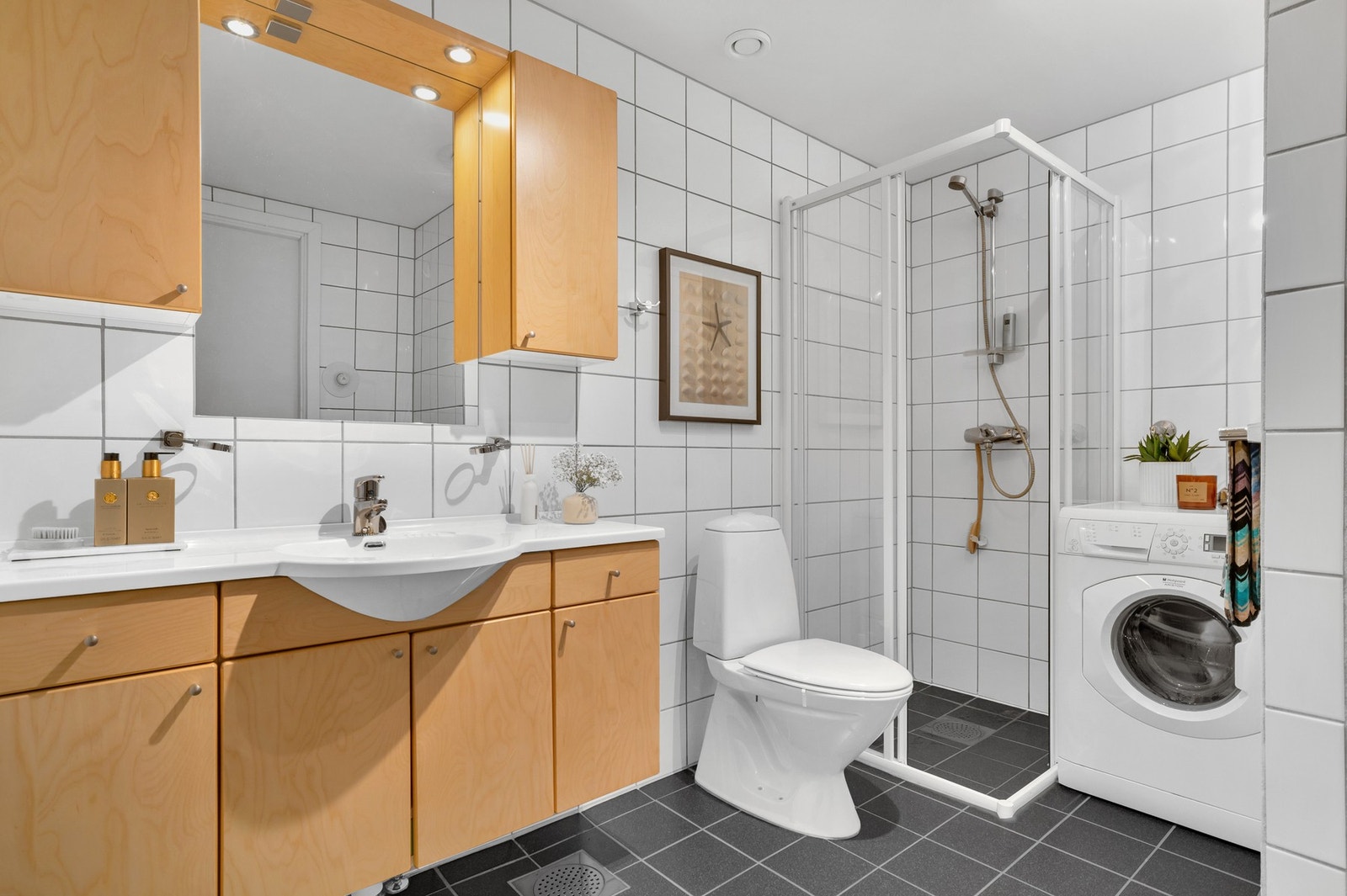 Lekkert flislagt bad på 5m² med alt man trenger. Galleribilde