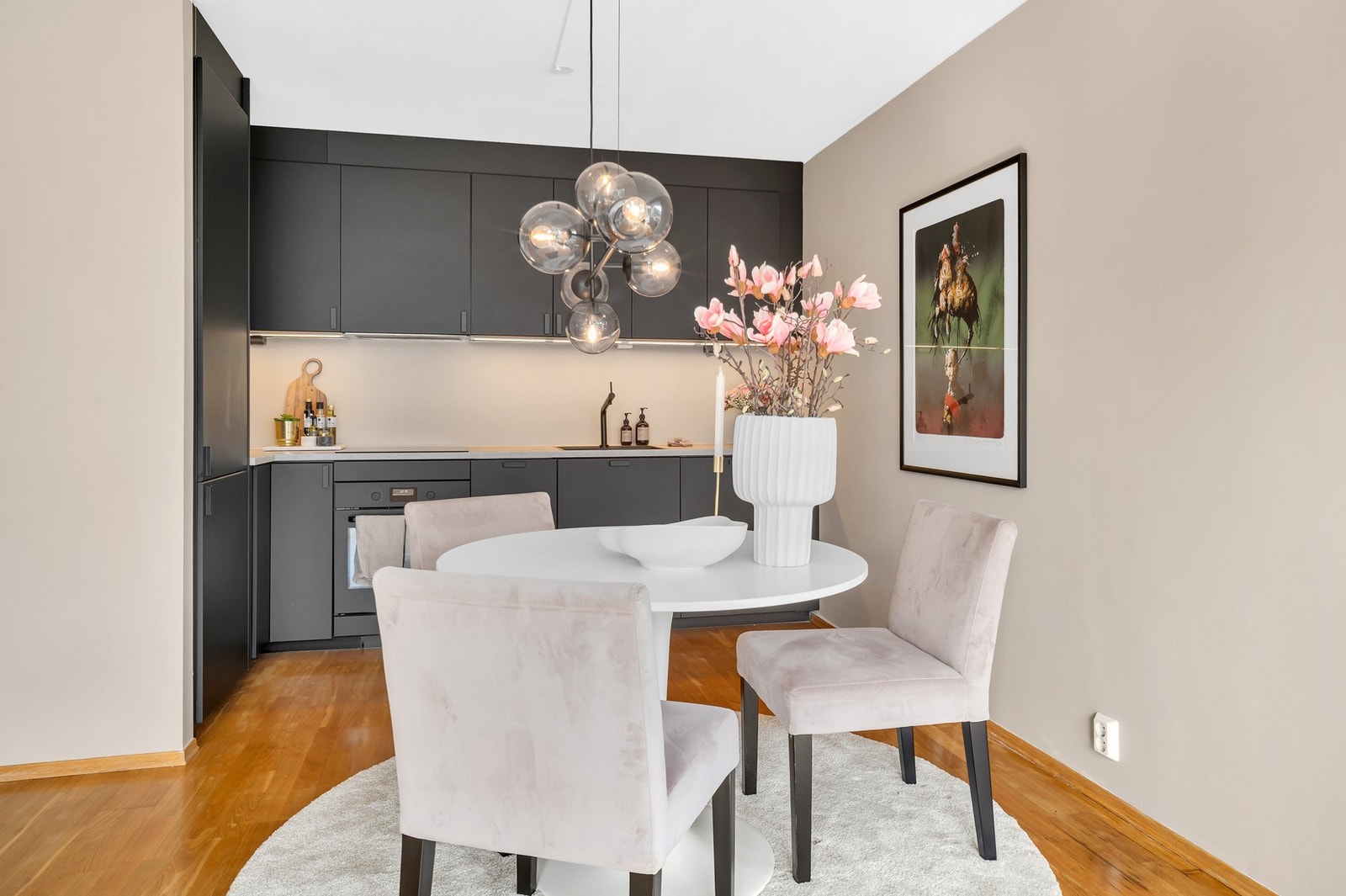 Stilrent kjøkken fra 2020 med integrerte hvitevarer, plane fronter og godt med benkeplass. Kjøkkenet har fått tilstandsgrad 1 av takstmann. Galleribilde