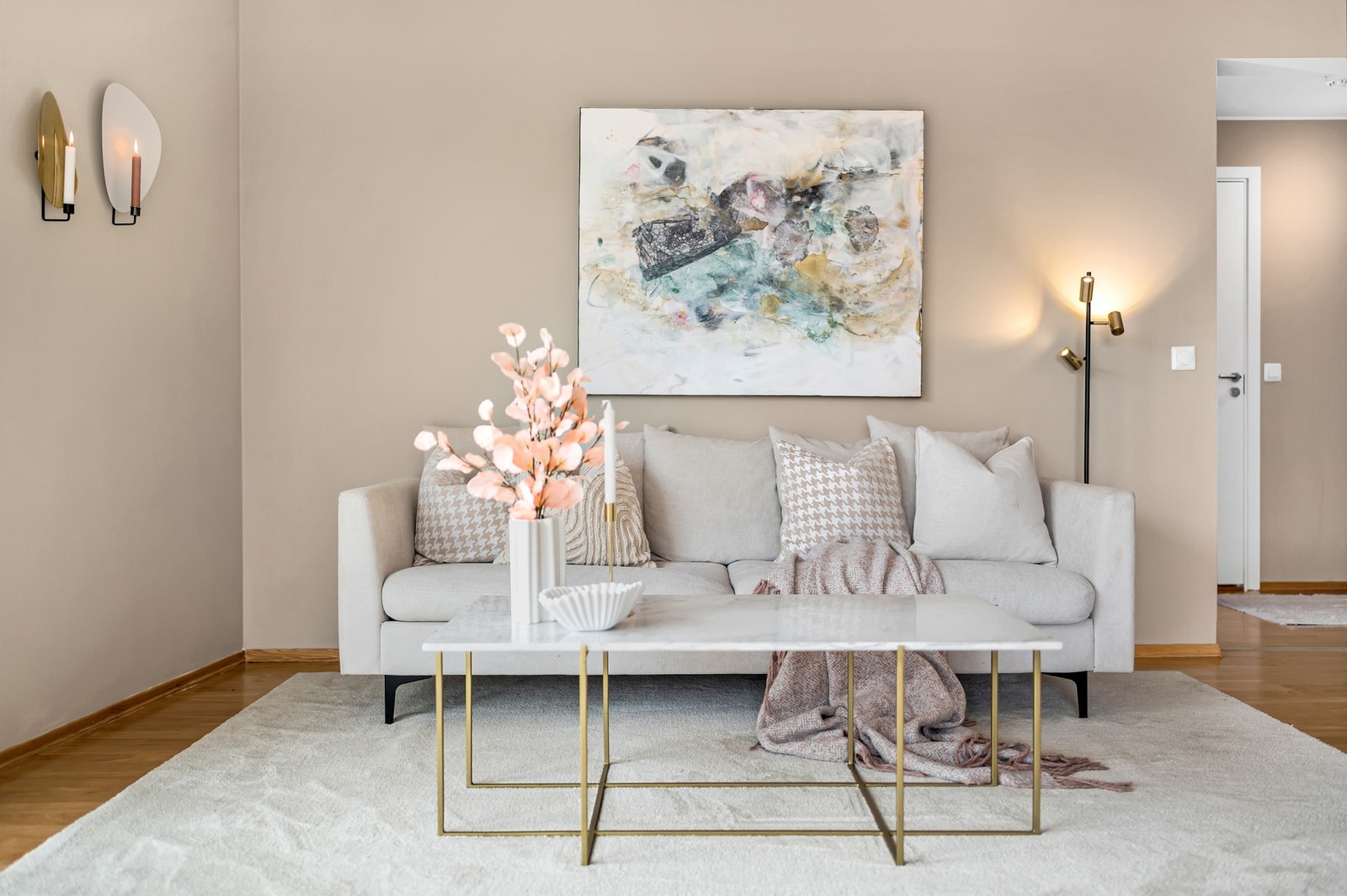 På stuen er det god plass til flere sittegrupper, stue- TV- og spisebord. Galleribilde