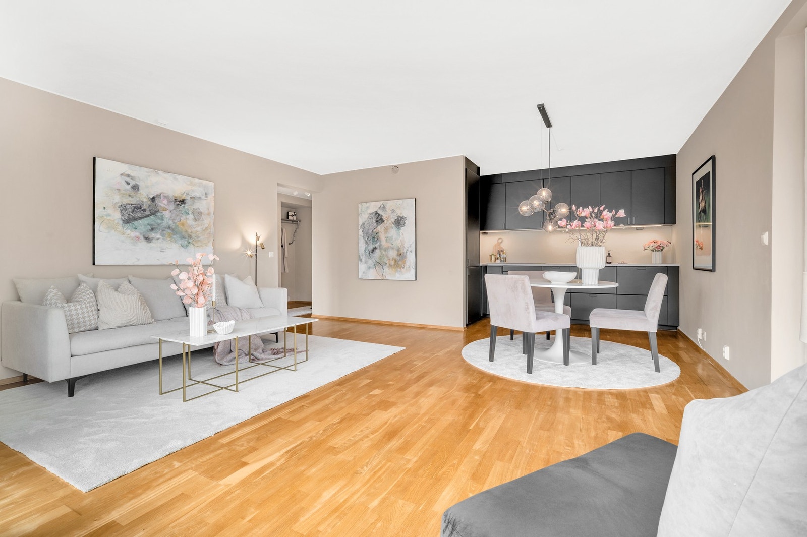 Åpen stue-/kjøkkenløsning på ca. 30m² med ypperlige møbleringsmuligheter. Galleribilde