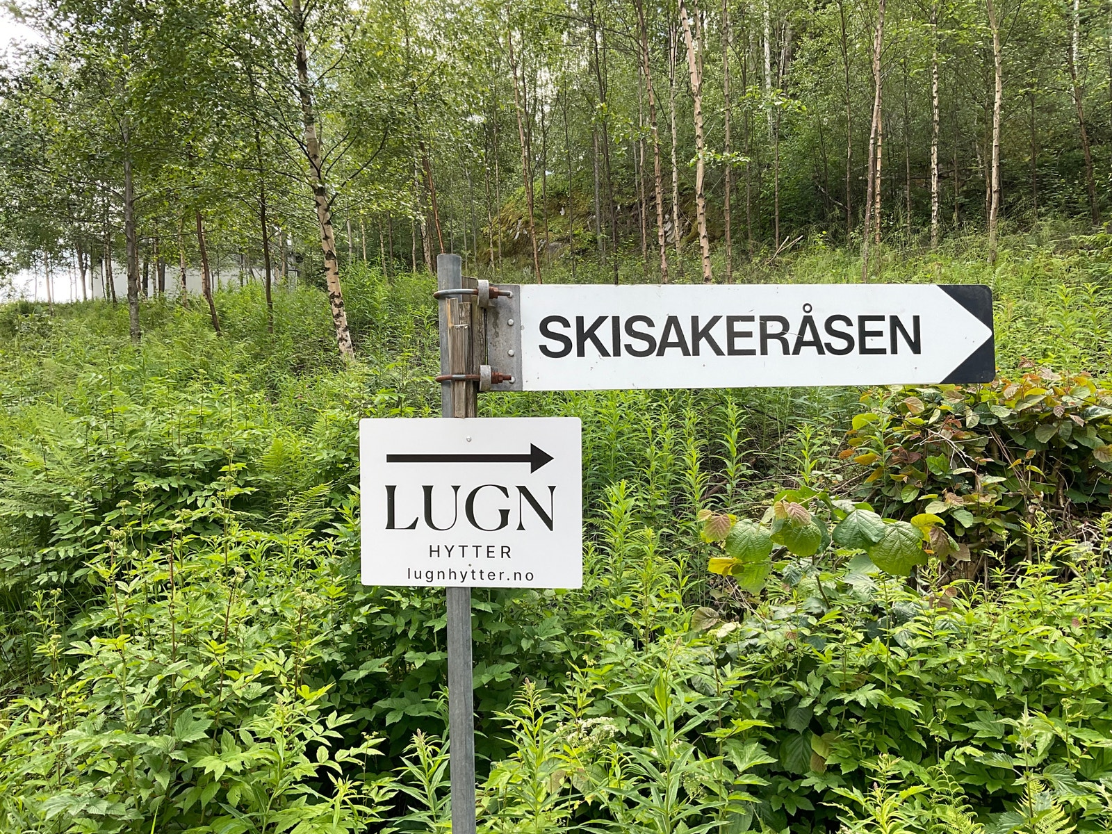 Bommen ses til høyre for dette skiltet. Ring så åpner vi den for deg. Galleribilde