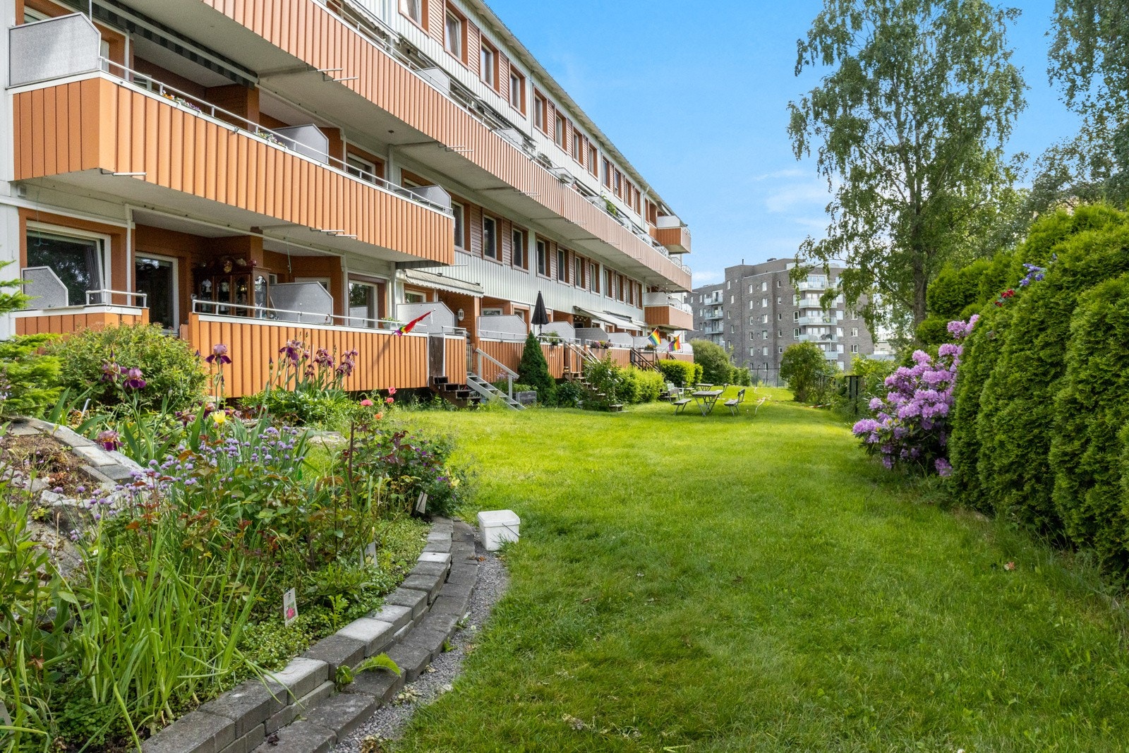 Leiligheten har en god intern beliggenhet med pent opparbeidet fellesområde som omkranser blokken. Galleribilde