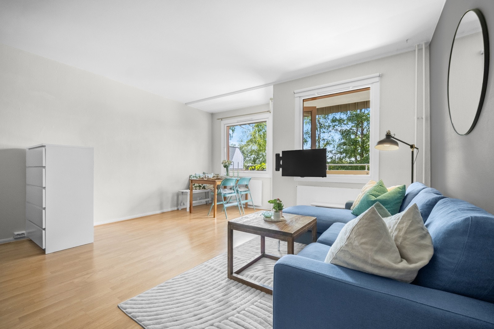 Vi går inn igjen i stuen. Galleribilde