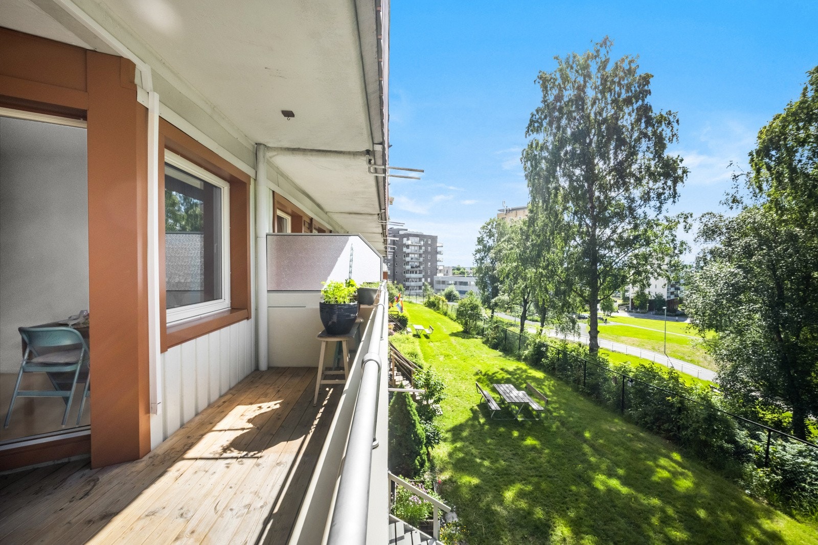Balkongen har svært hyggelig utsyn mot grønt fellesområde. Galleribilde