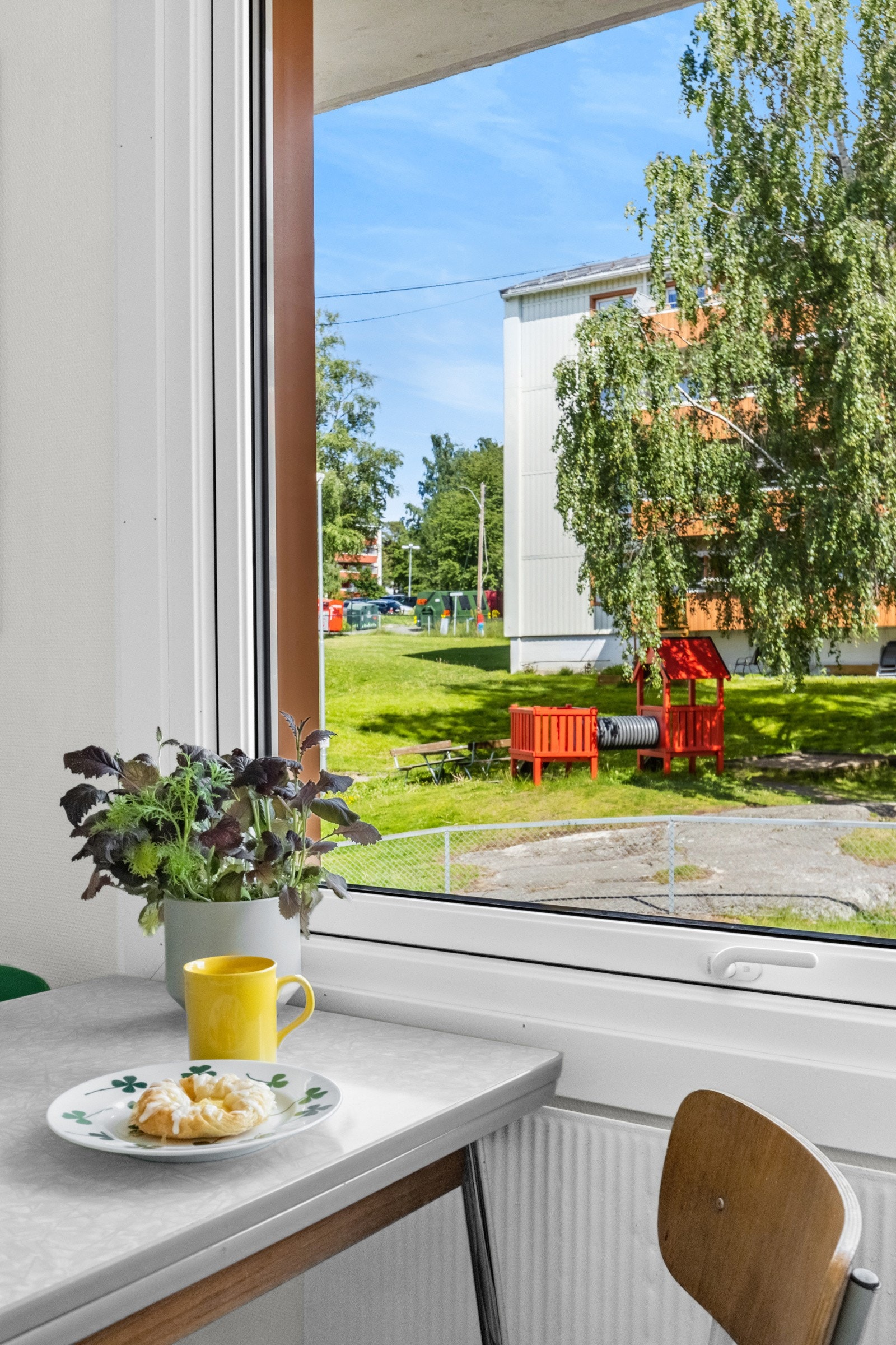 Hyggelig utsyn fra kjøkkenvinduet. Galleribilde