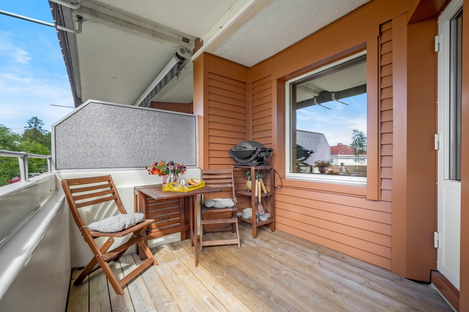 Det er lagt terrassebord på gulvet, noe som gir et lunt inntrykk. Galleribilde