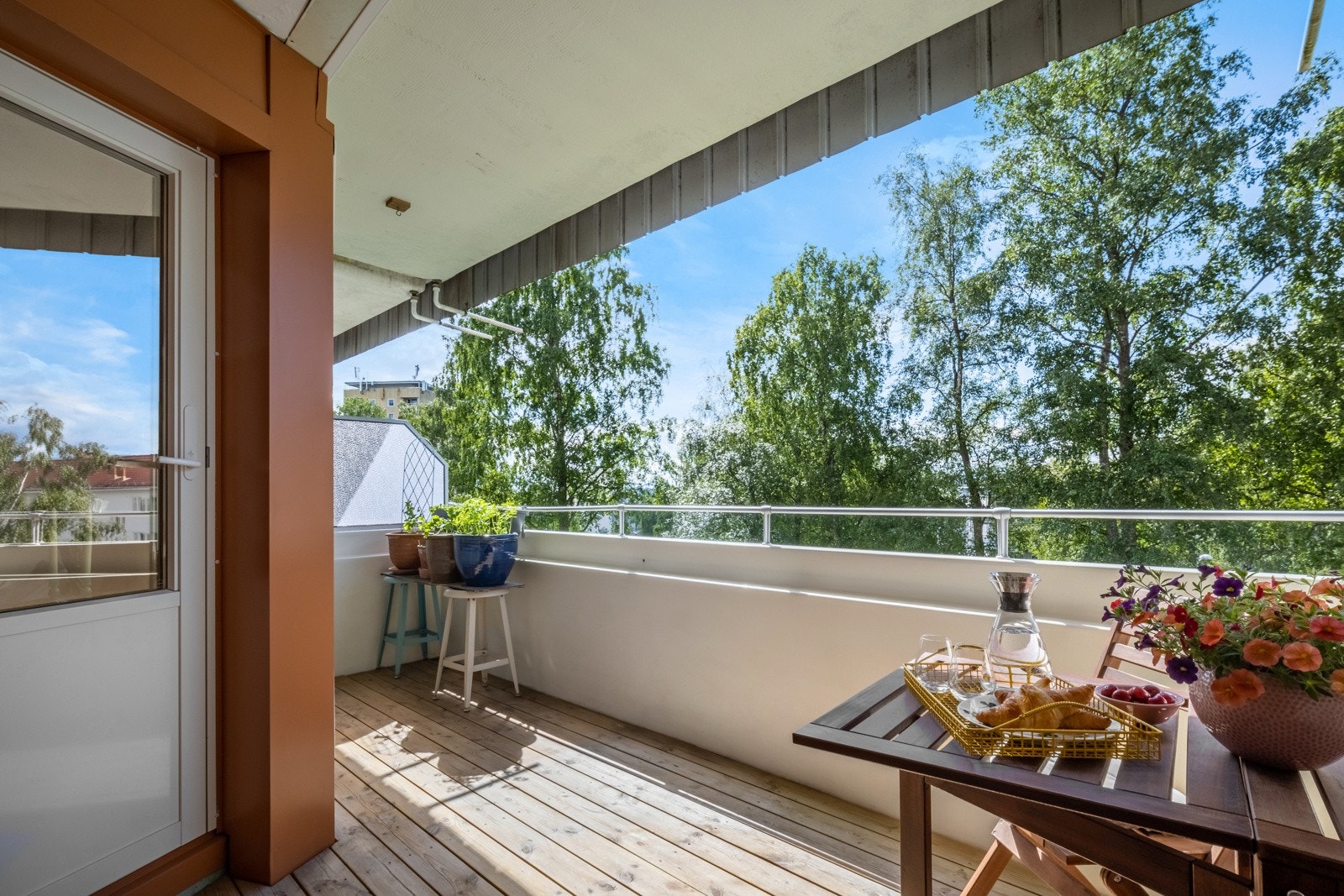 Fra stuen har du utgang til overbygd, vestvendt balkong. Galleribilde