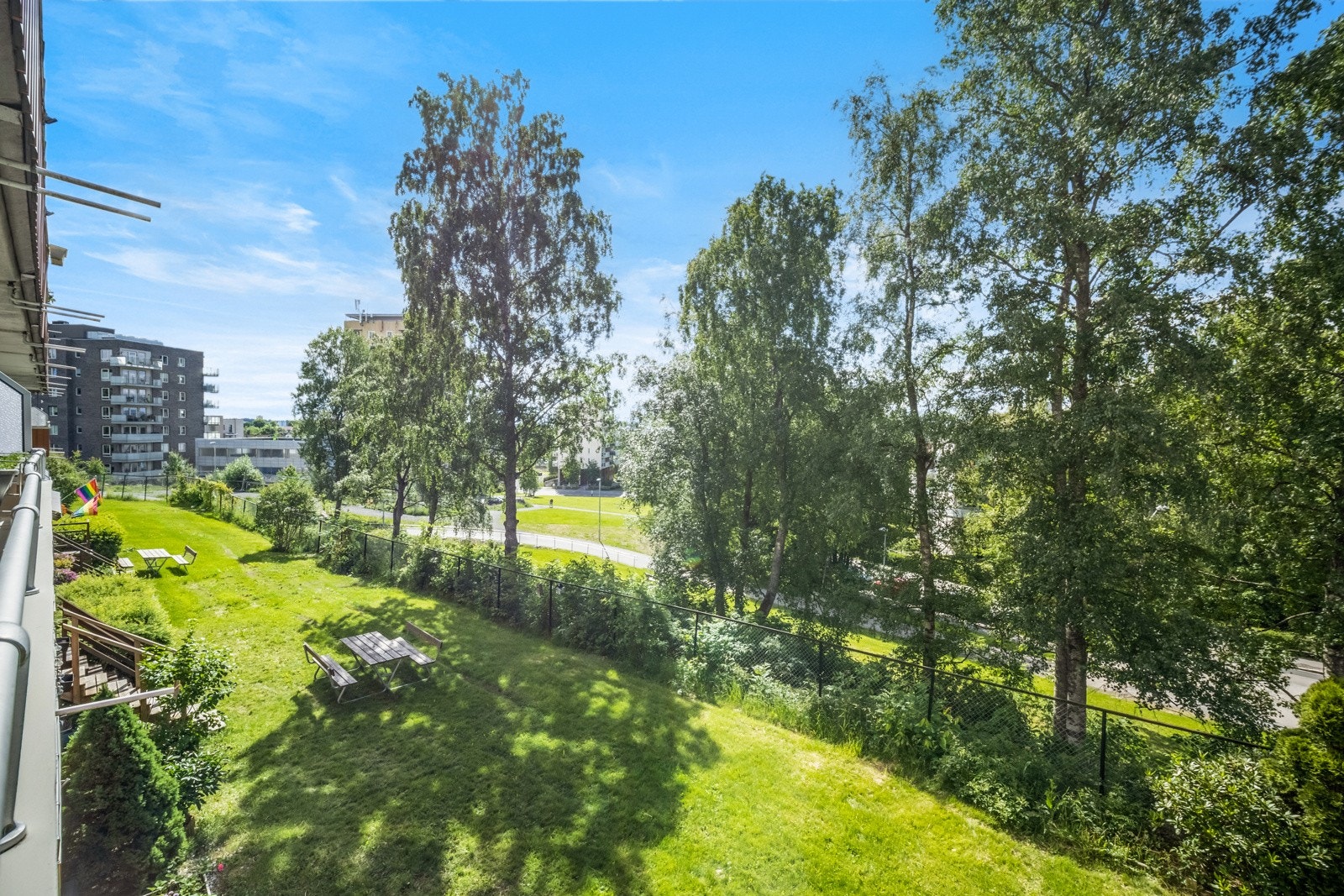 Leiligheten har en god intern beliggenhet med utsyn mot grønt og pent opparbeidet fellesområde. Galleribilde
