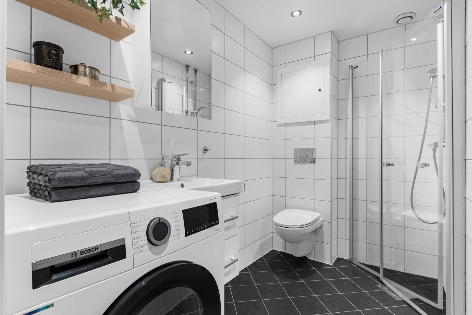 Pent, flislagt bad med varme i gulv og downlights i himling. Eget dusjhjørne med innfellbare dusjvegger. Badet ble rehabilitert i regi av borettslaget i 2019. Galleribilde