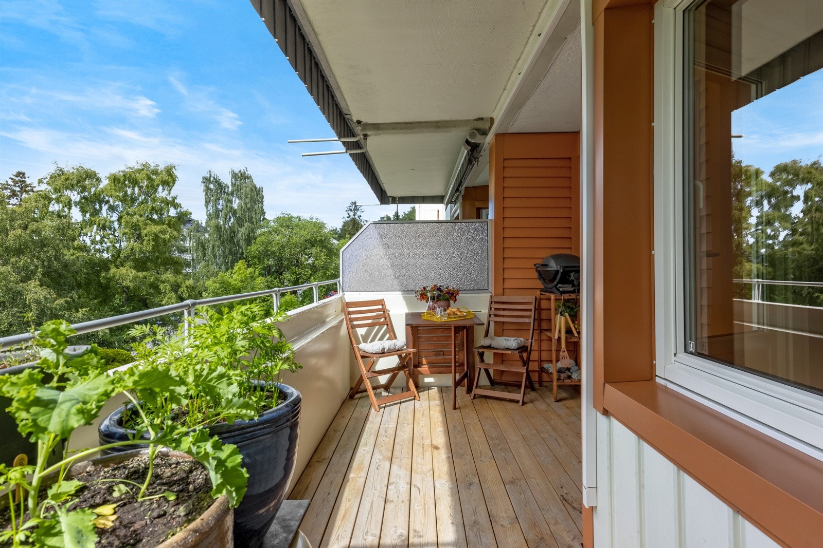 God størrelse på ca 8 kvm gir fin plass til grill, planter og ulike balkongmøblement. Galleribilde