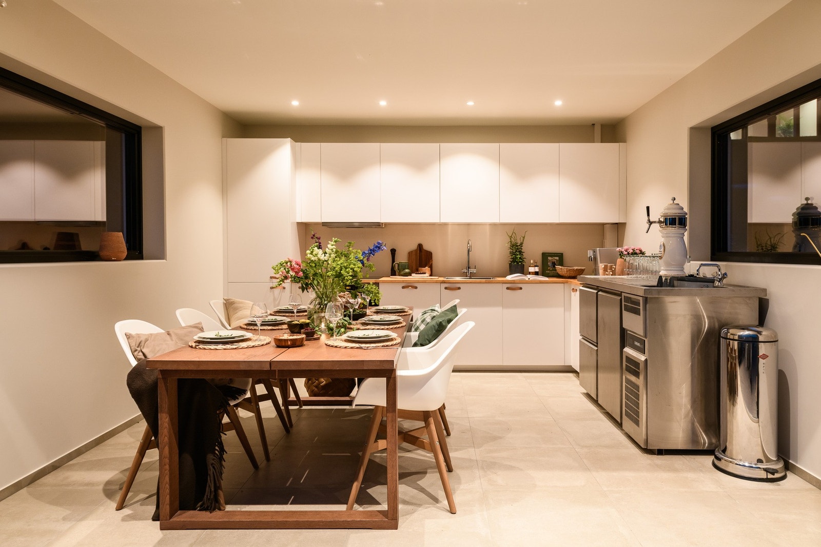 Lun atmosfære etter mørkets frembrudd. Galleribilde