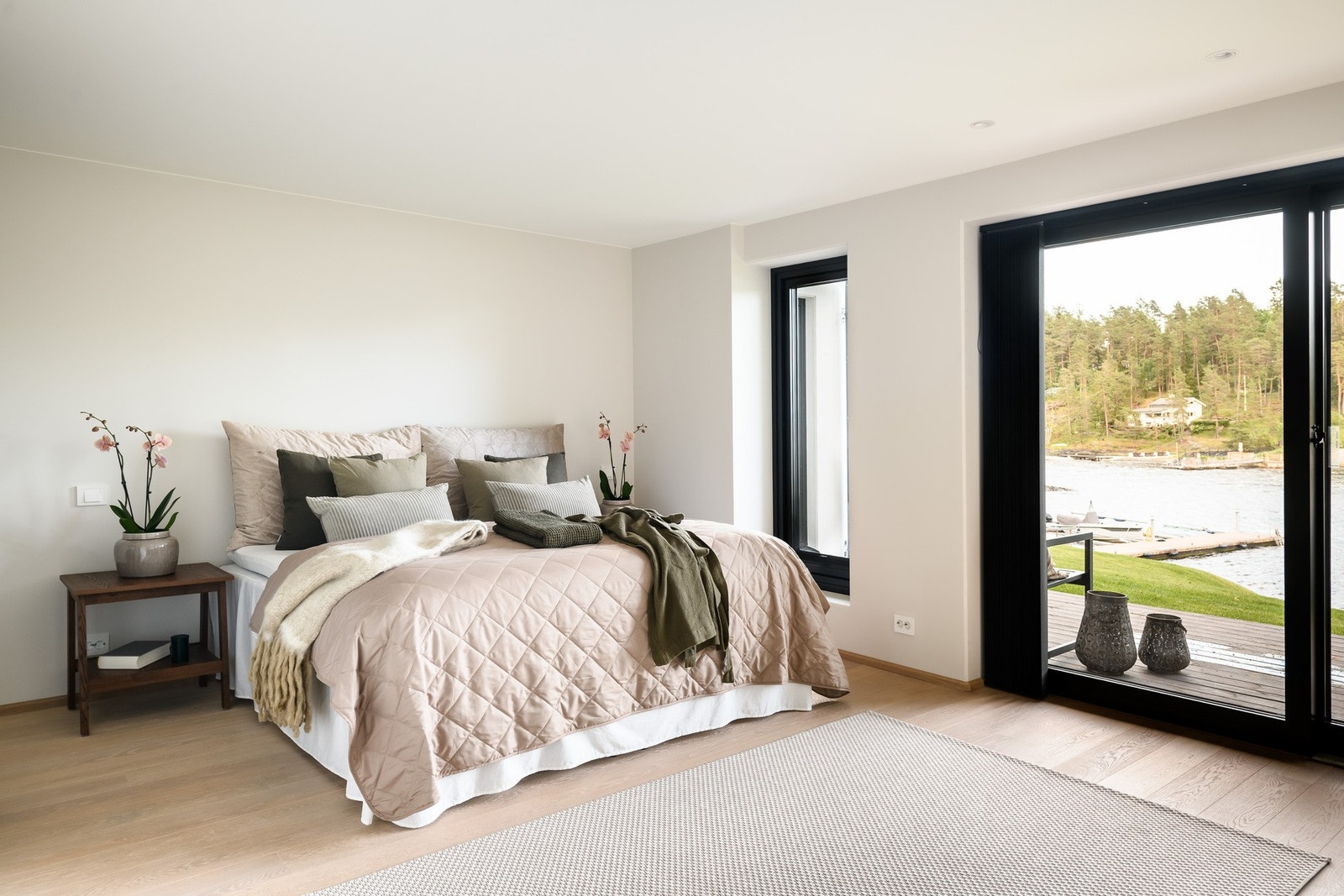 Nok et stort soverom med eget bad. Rikelig med areal for innredning og møblering. Galleribilde