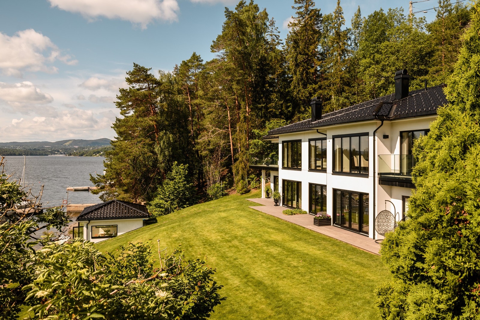 Meget god fundamentering.
Bygget er fundamentert på 42 stålkjerner som er boret ned til fast fjell på 10 meters dybde. Galleribilde