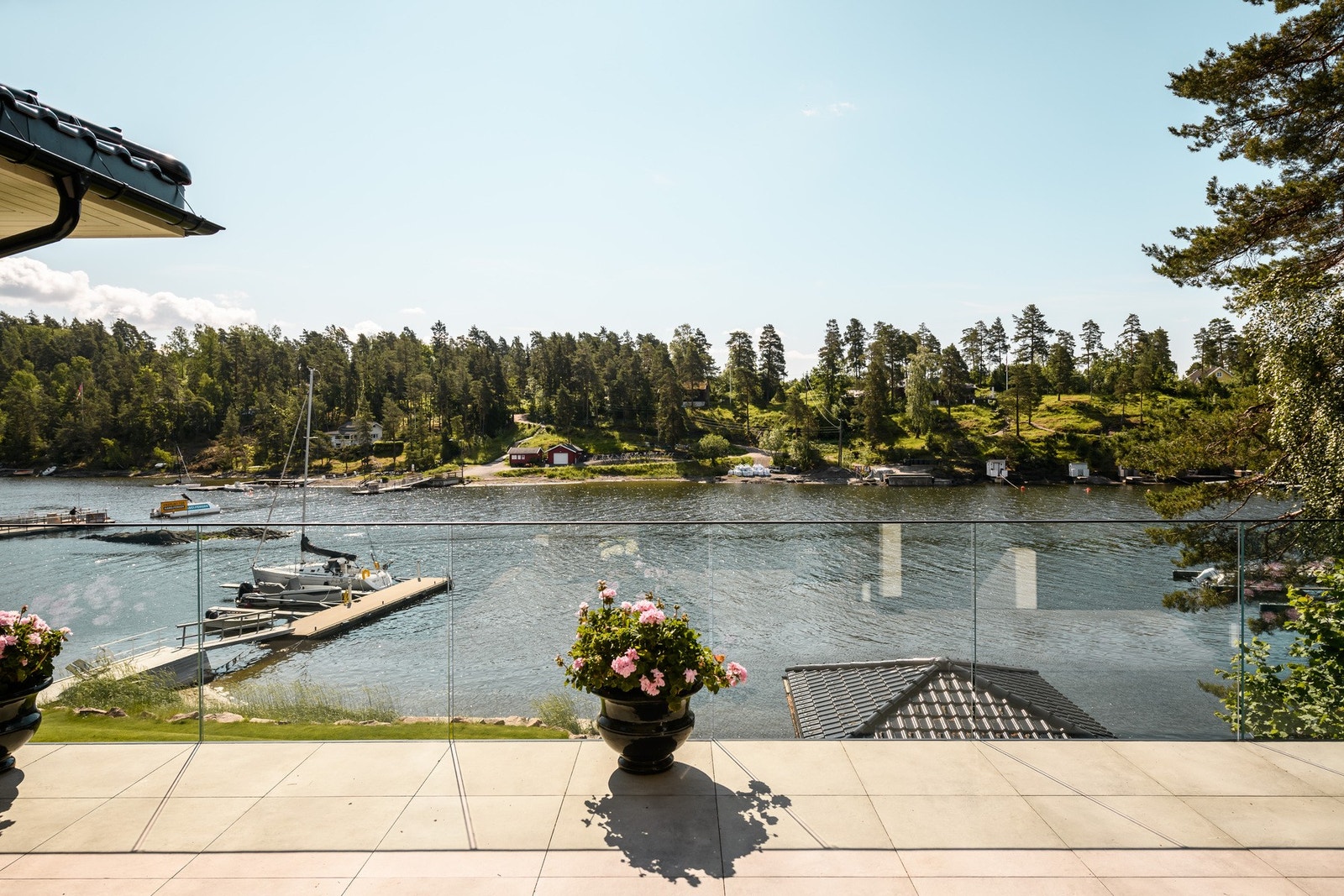 Herlig utsyn mot fjorden. Dekorativt opparbeidet med fliser og glassrekkverk. Galleribilde