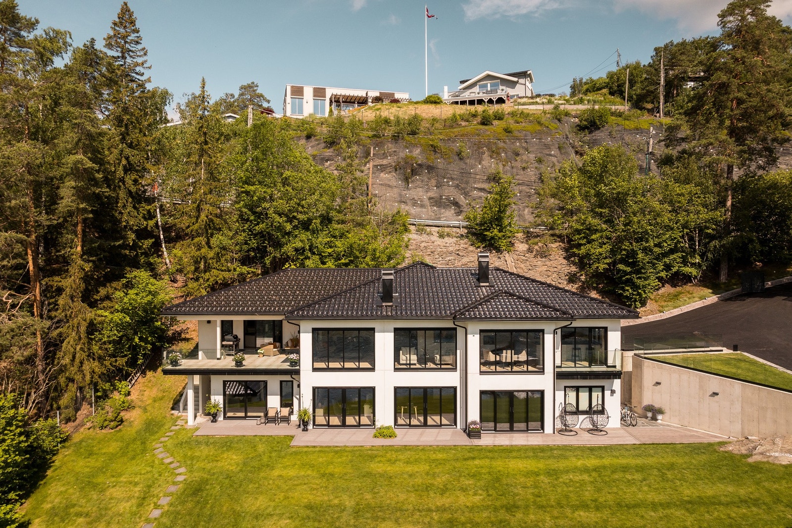 Eiendommens bebyggelse er tegnet av Arkitekt Lorentz Gedde-Dahl. Galleribilde