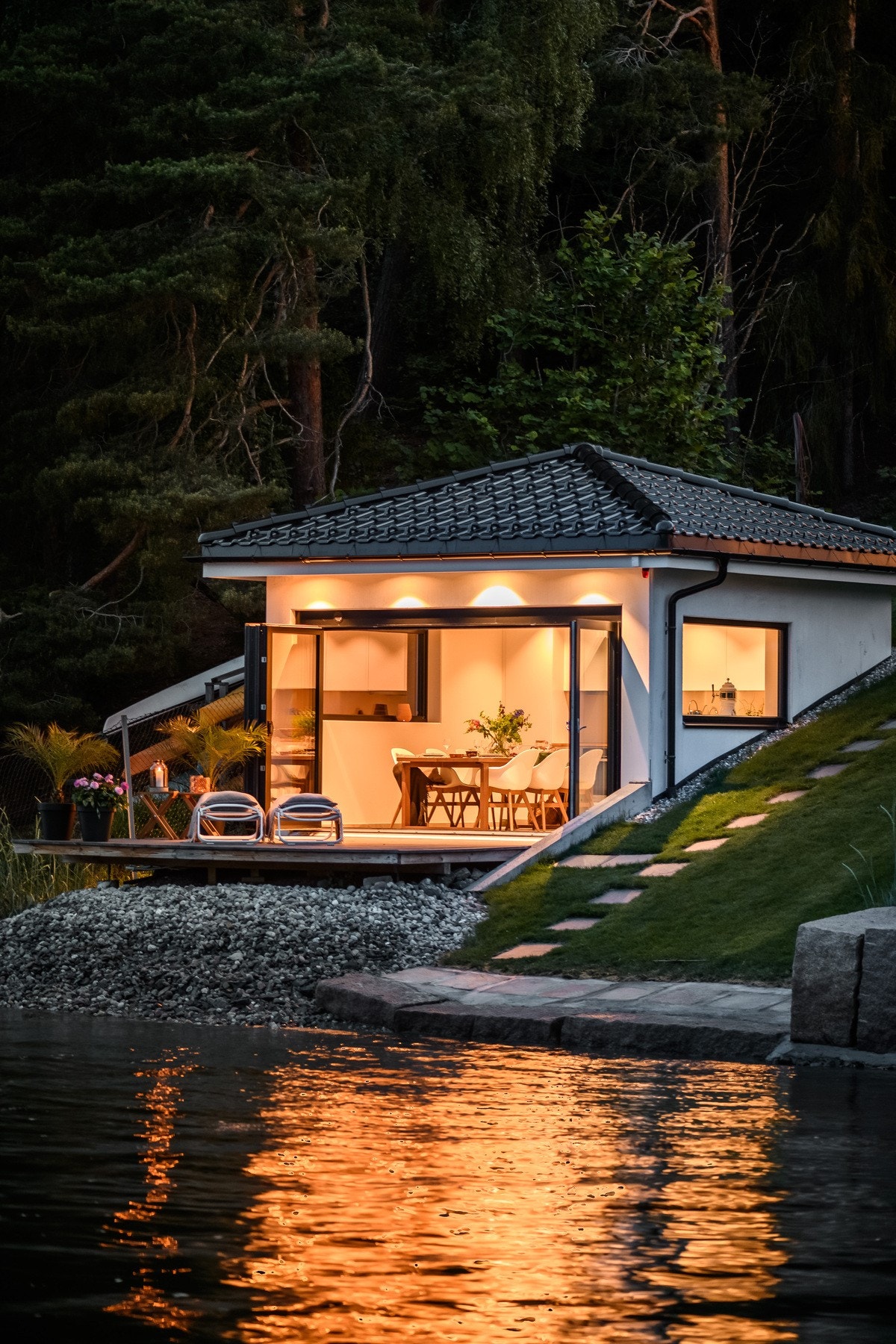 Badehuset er utført, likt som hovedhuset, med sandwichbetong. Det er varmekabel i gulvet, samt egen WIFI der. Galleribilde
