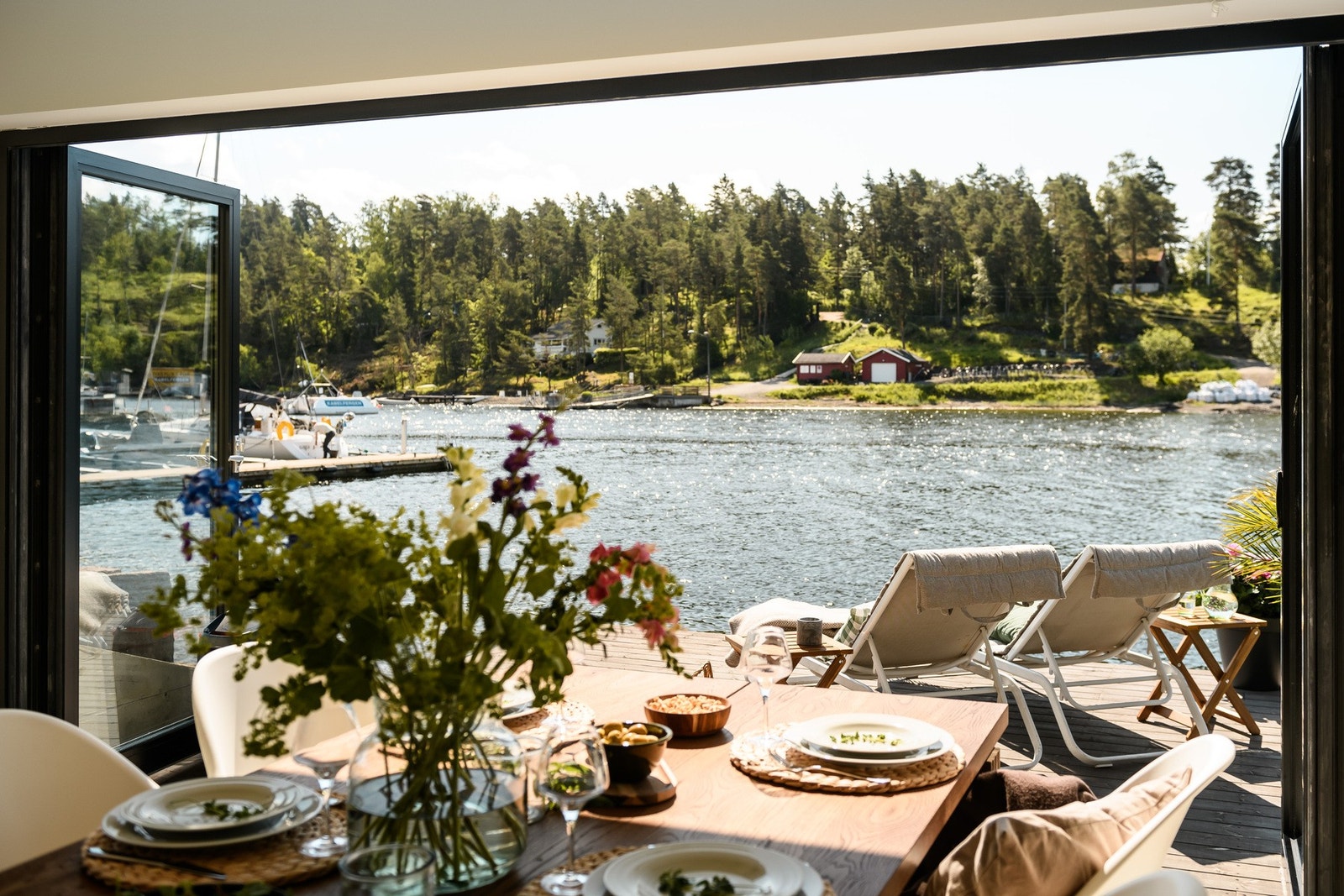 Et herlig sted for både sommerlige lunsjer og middager med gode venner og familie. Galleribilde