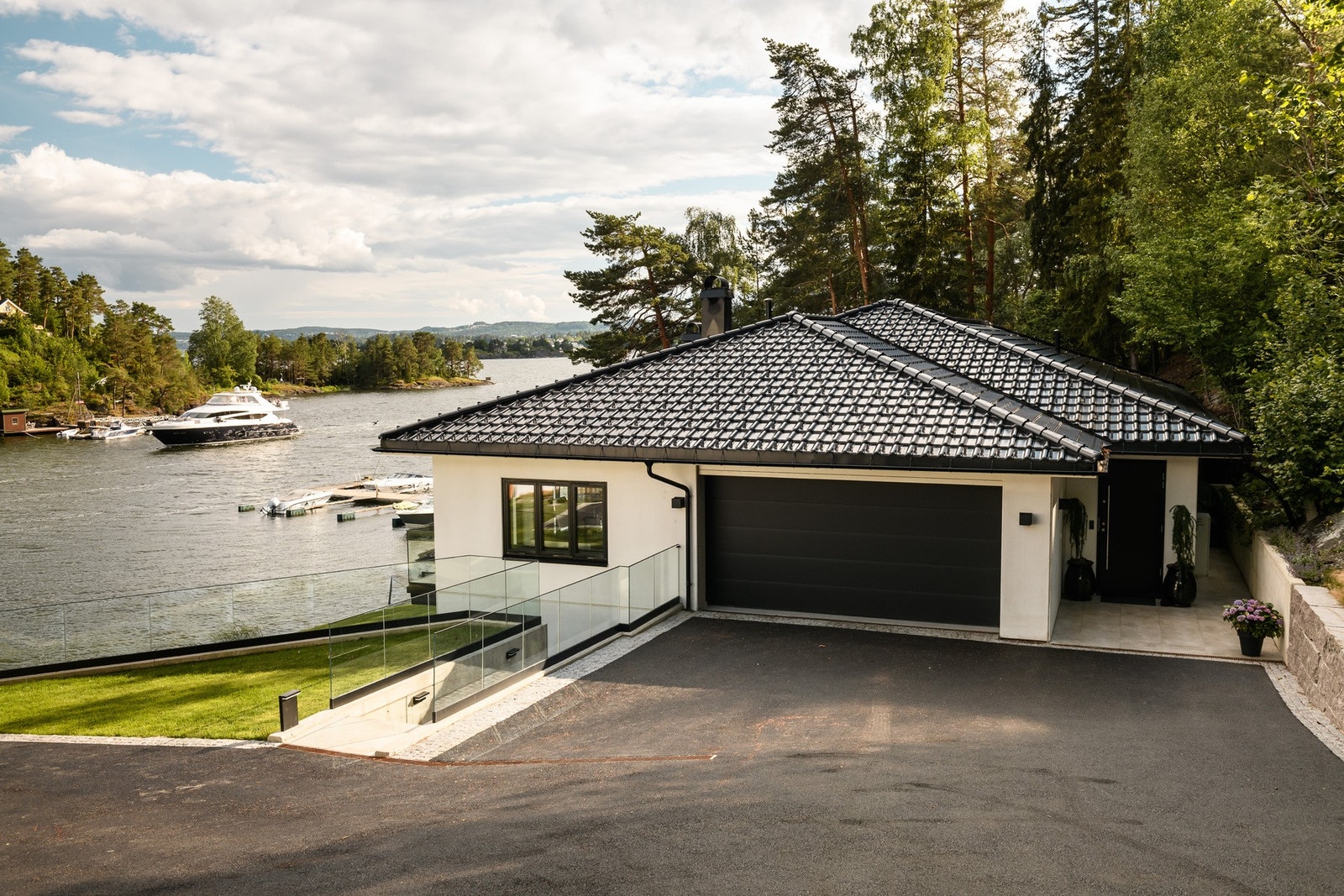 Integrert dobbelgarasje med to el-billadere (nyeste utgaven fra DEFA), samt parkering på tomten også her med lademuligheter. Galleribilde