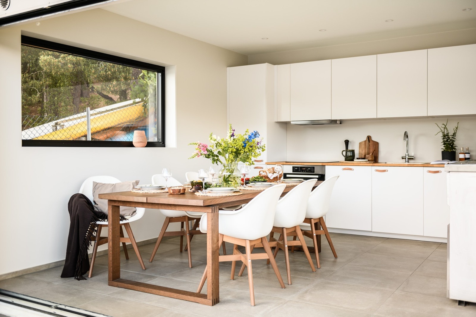 Kjøkken og bar med kjøleskuffer. Integrerte hvitevarer fra Miele. Kjøling for øltønne samt tappetårn i porselen. I tillegg er det vaske- og spyle system for glass. Galleribilde