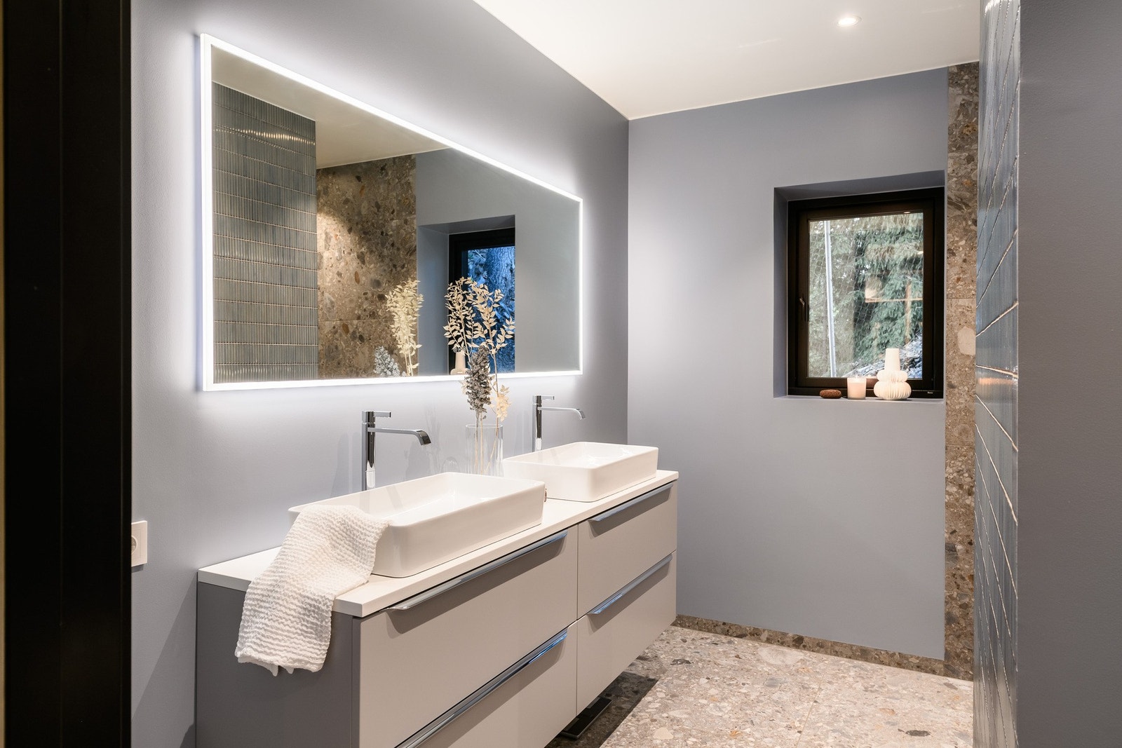 Nydelig masterbad med dobbelservant, dusj og spyletoalett. Galleribilde