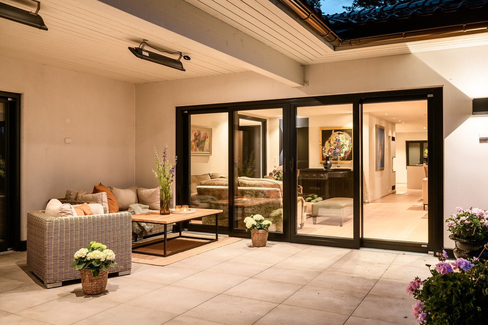 Varmelamper for ekstra lun stemning på kveldstid. Romslig areal for utemøbler. Galleribilde