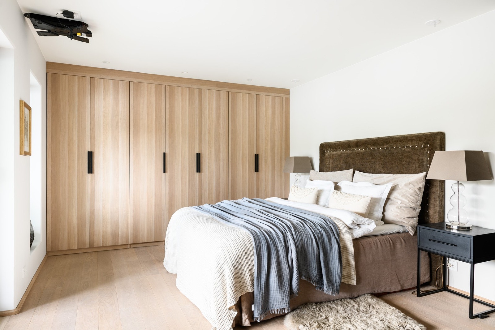 Master bedroom med bad og walk-in closet. Galleribilde