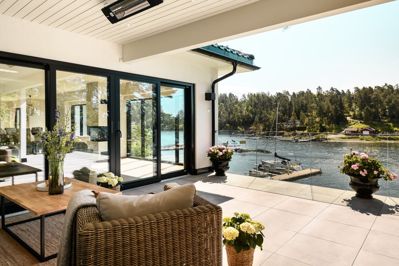 Flott balkong på 34kvm. med adkomst fra hovedetasje. Gode lys- og solforhold. Trapp ned til hagen. Galleribilde